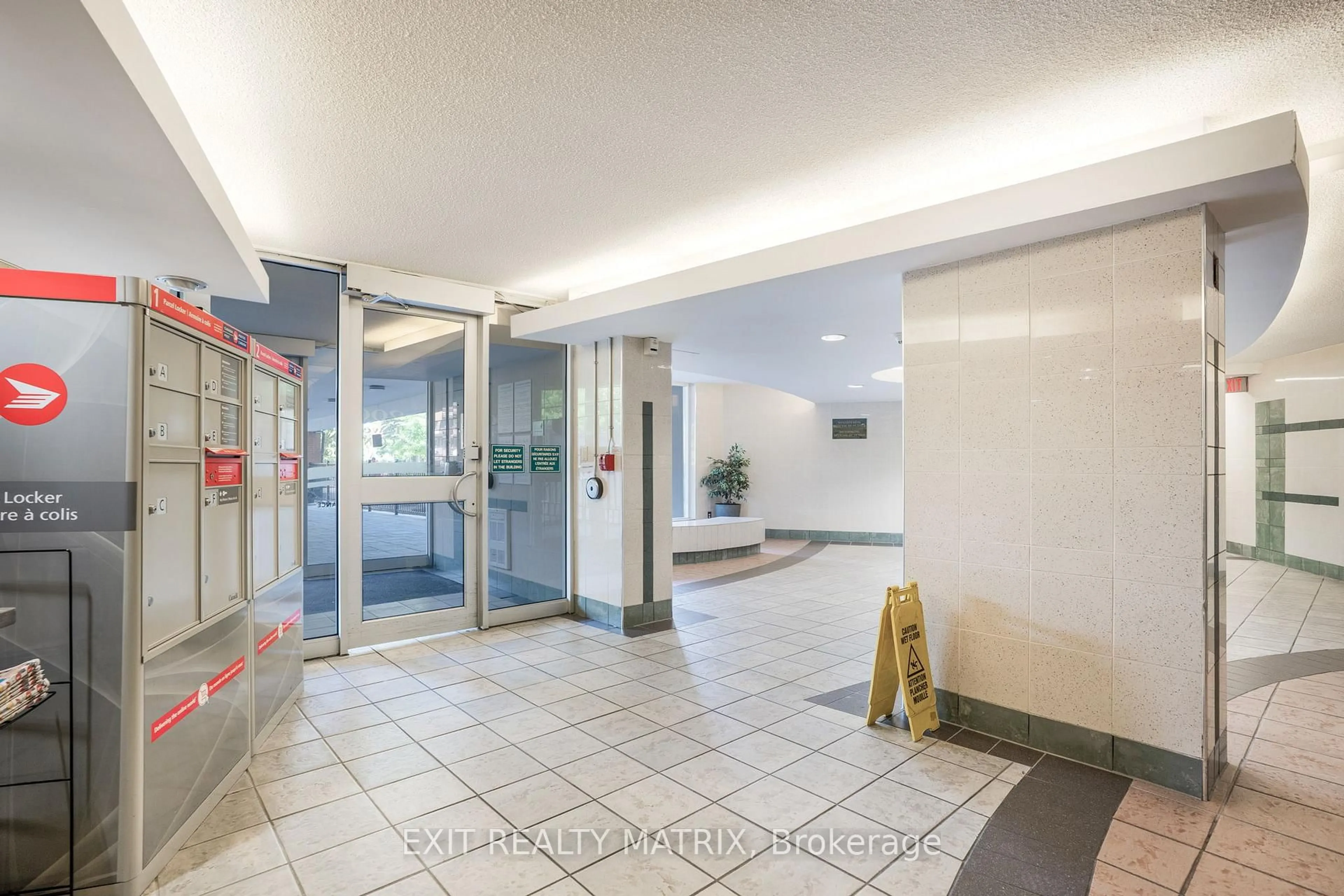 Indoor foyer for 2000 Jasmine Cres #1005, Ottawa Ontario K1J 8K4