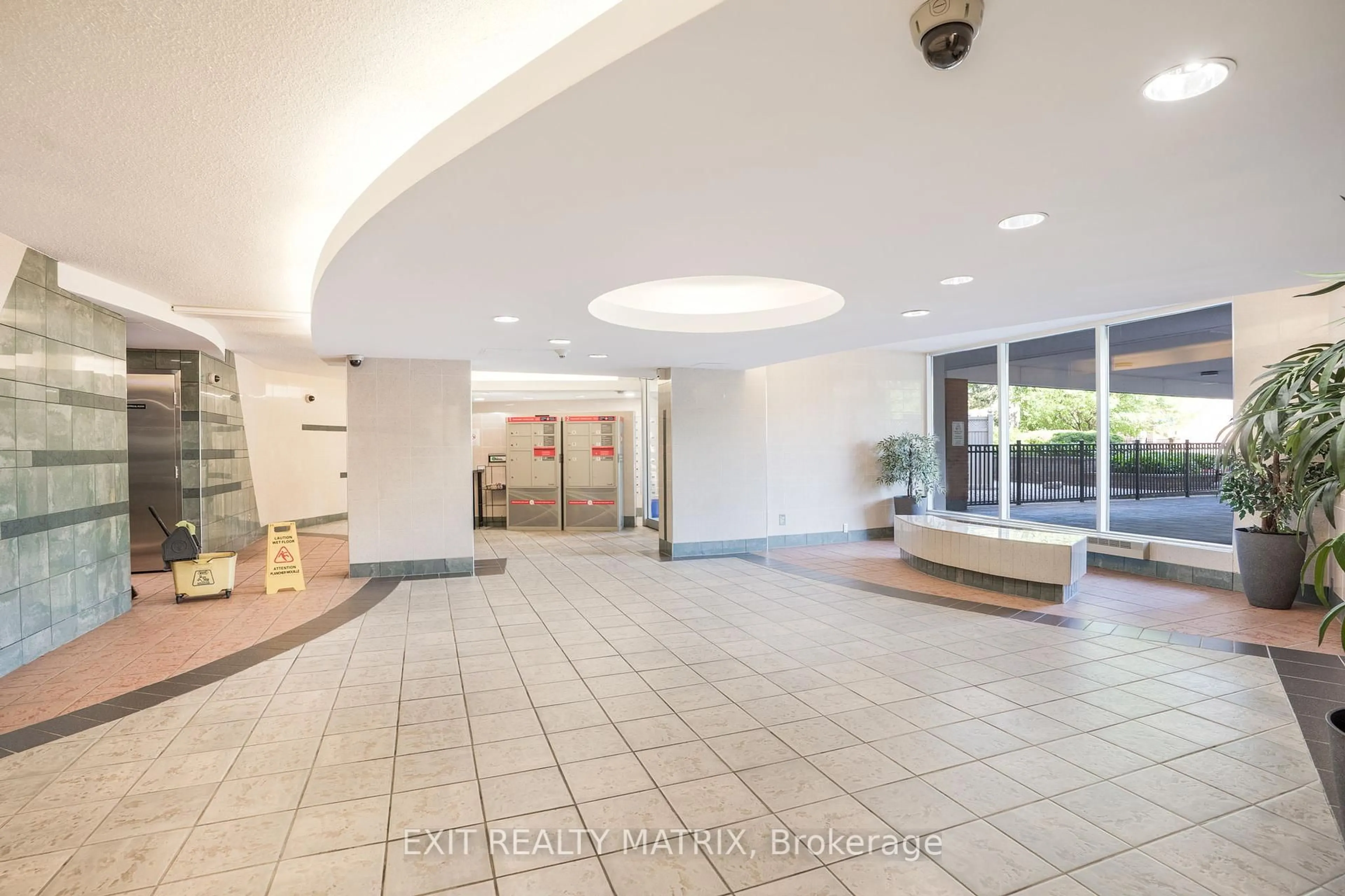 Indoor foyer for 2000 Jasmine Cres #1005, Ottawa Ontario K1J 8K4