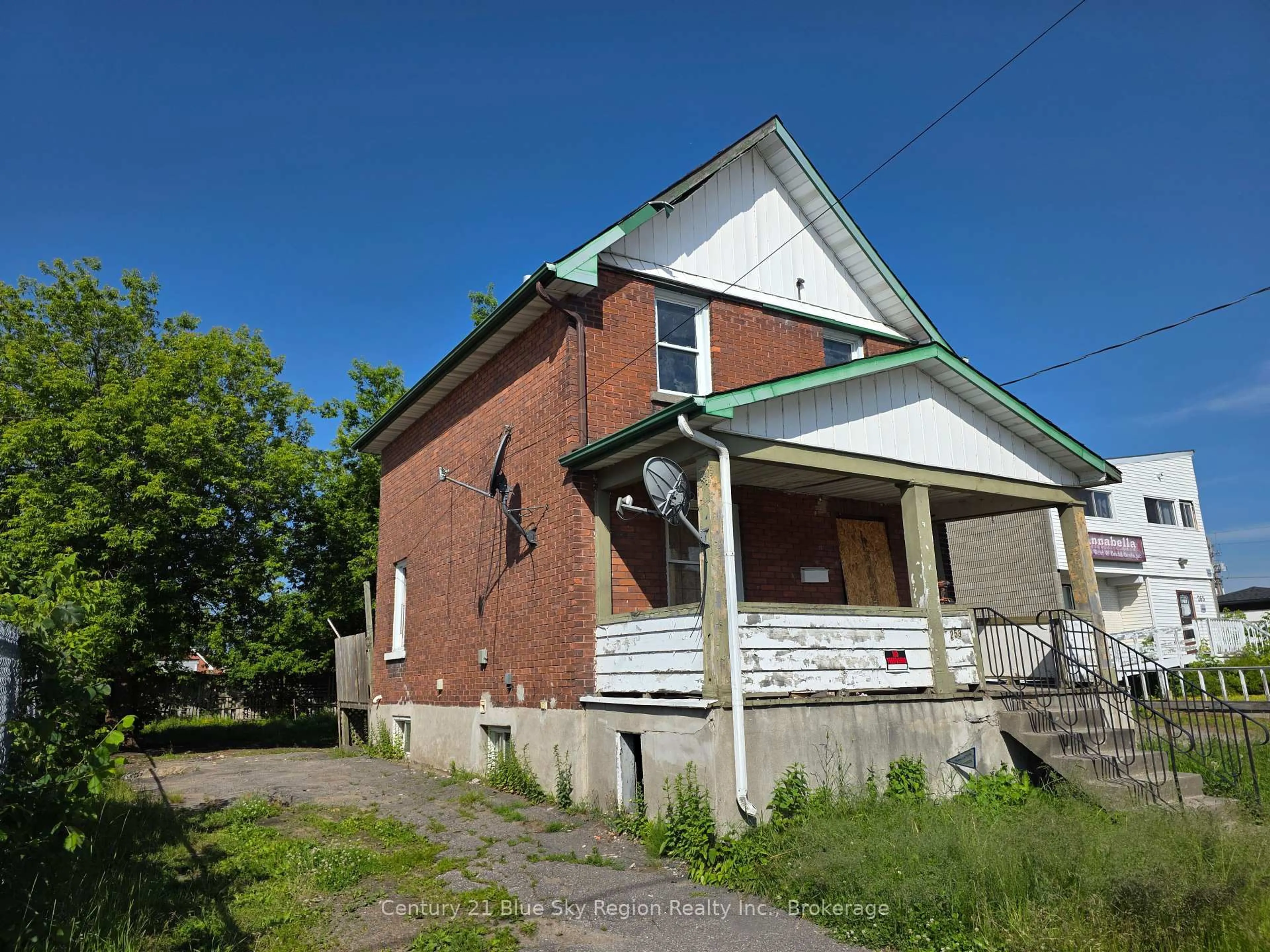 Home with brick exterior material, building for 253 Second Ave, North Bay Ontario P1B 3L1