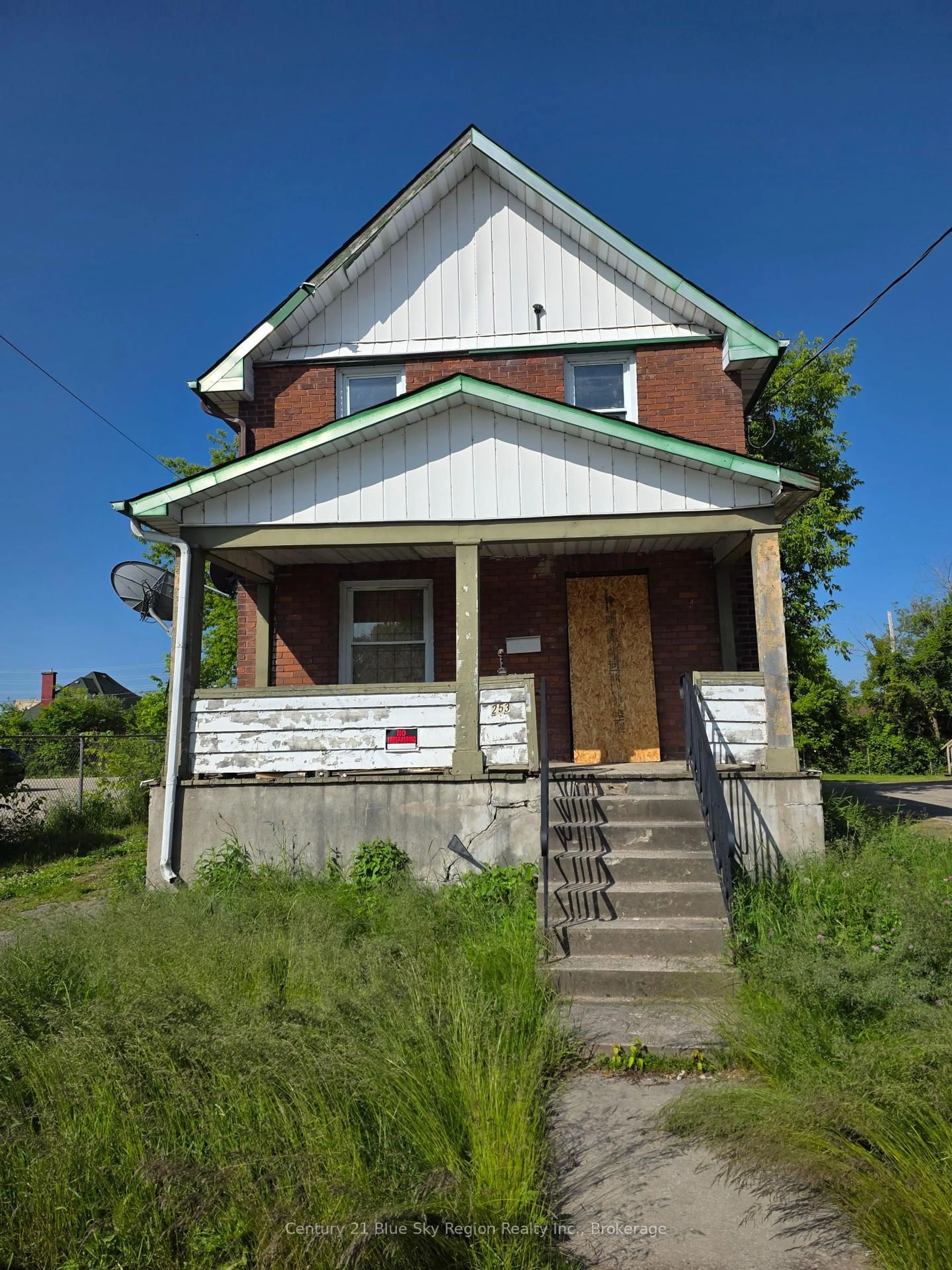 Home with brick exterior material, building for 253 Second Ave, North Bay Ontario P1B 3L1