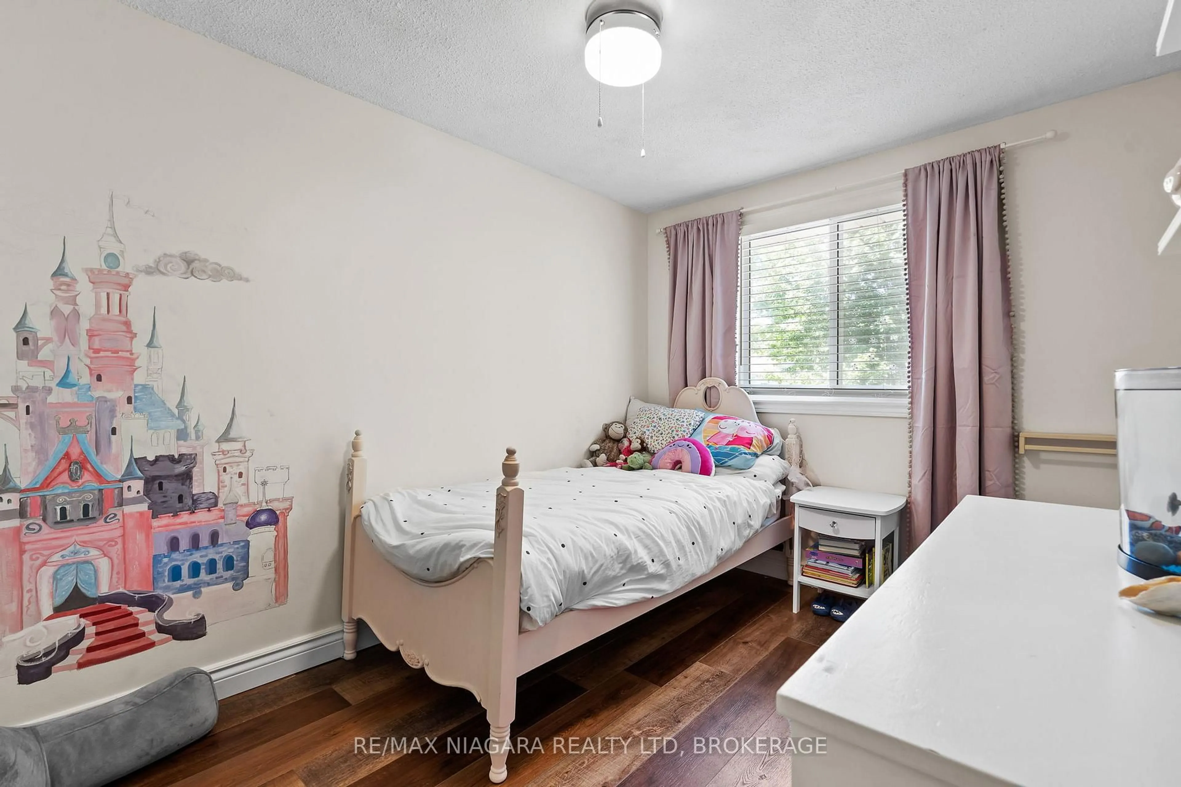 Bedroom with bed, wood/laminate floor for 131 Chapel Hill Cres, Welland Ontario L3C 6G8
