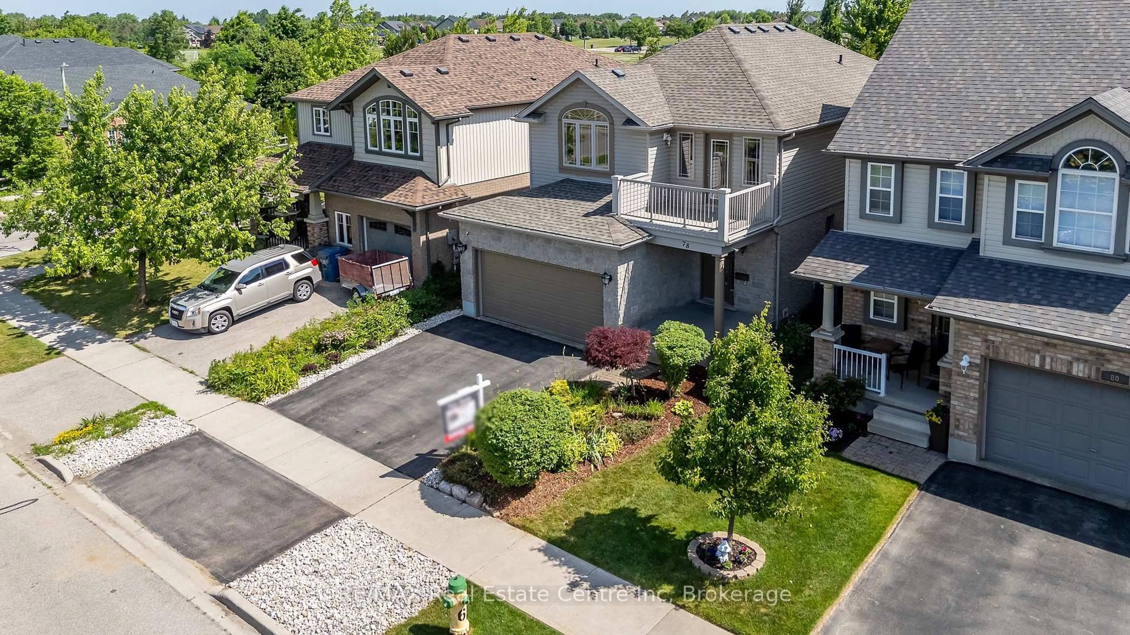 A pic from outside/outdoor area/front of a property/back of a property/a pic from drone, street for 78 Mcarthur Dr, Guelph Ontario N1L 1S5