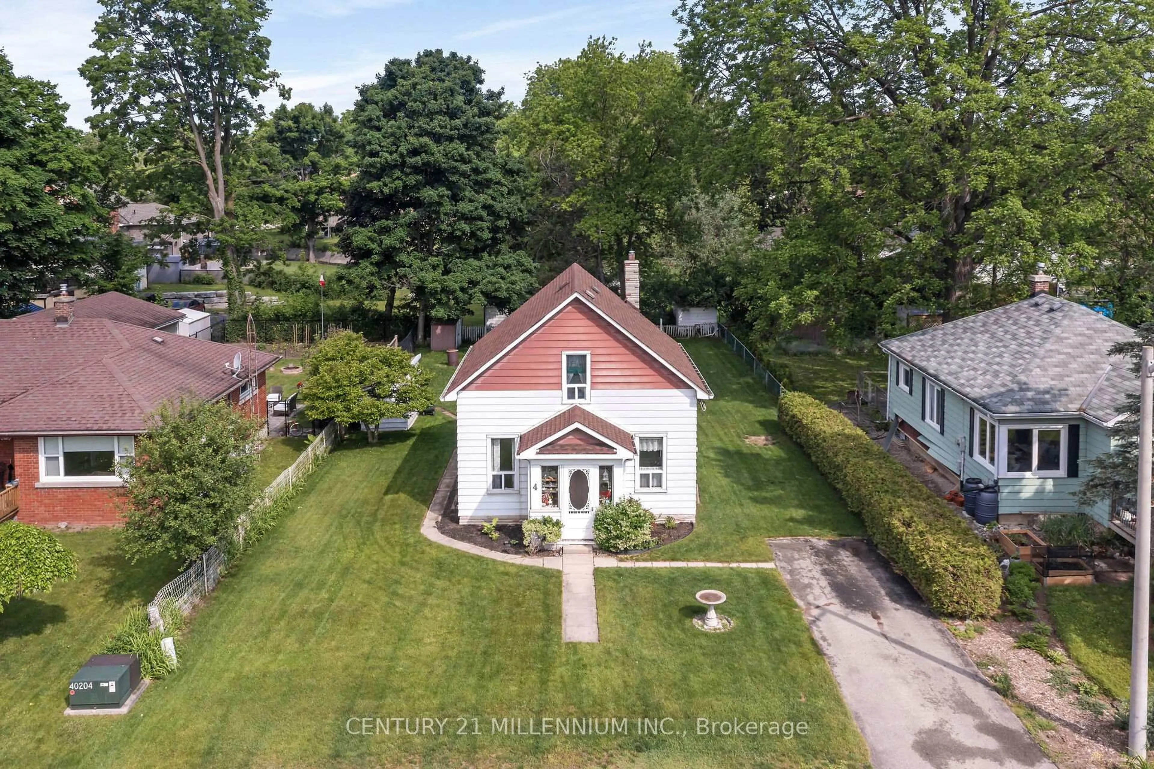A pic from outside/outdoor area/front of a property/back of a property/a pic from drone, unknown for 4 English St, Erin Ontario N0B 1T0