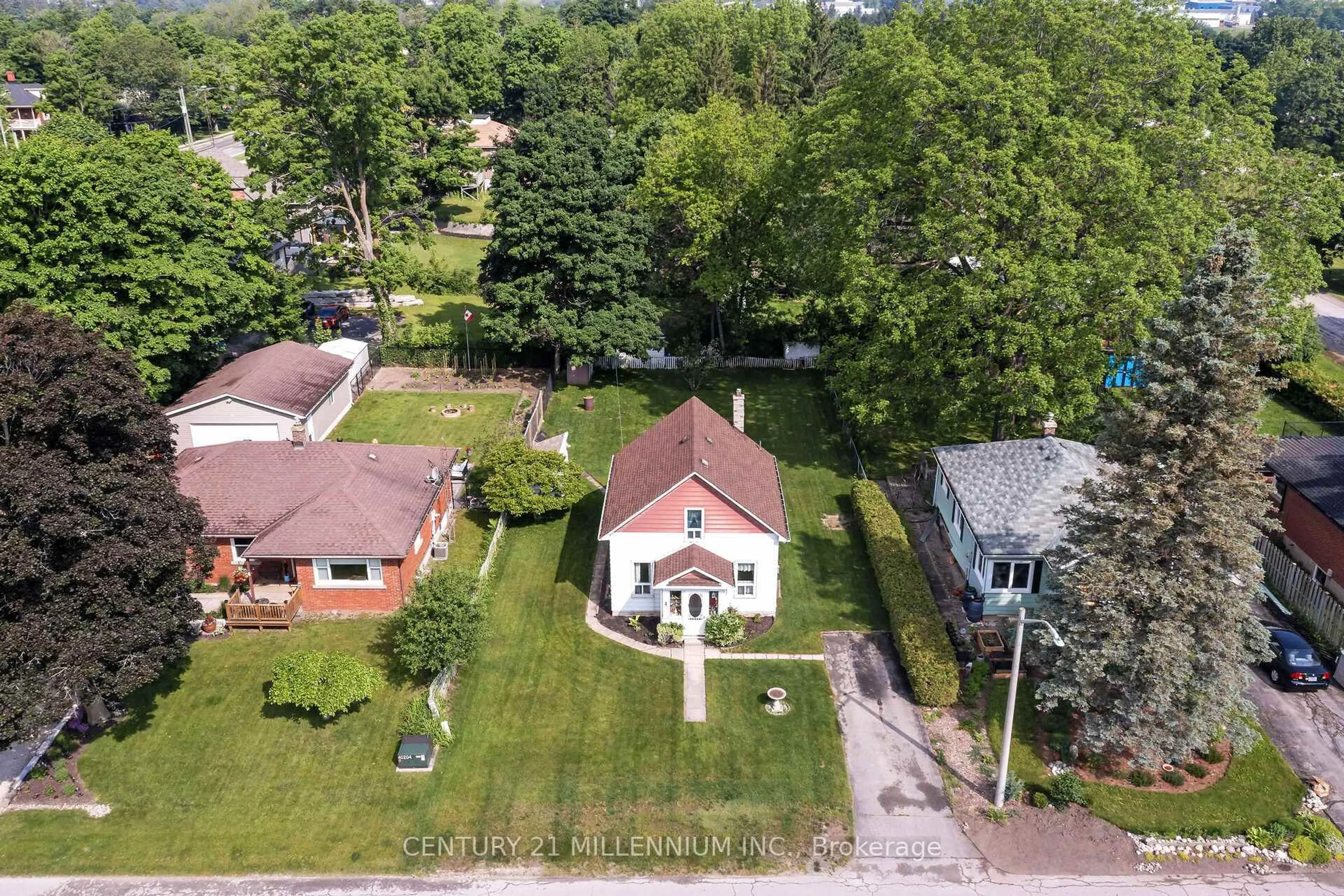 A pic from outside/outdoor area/front of a property/back of a property/a pic from drone, street for 4 English St, Erin Ontario N0B 1T0