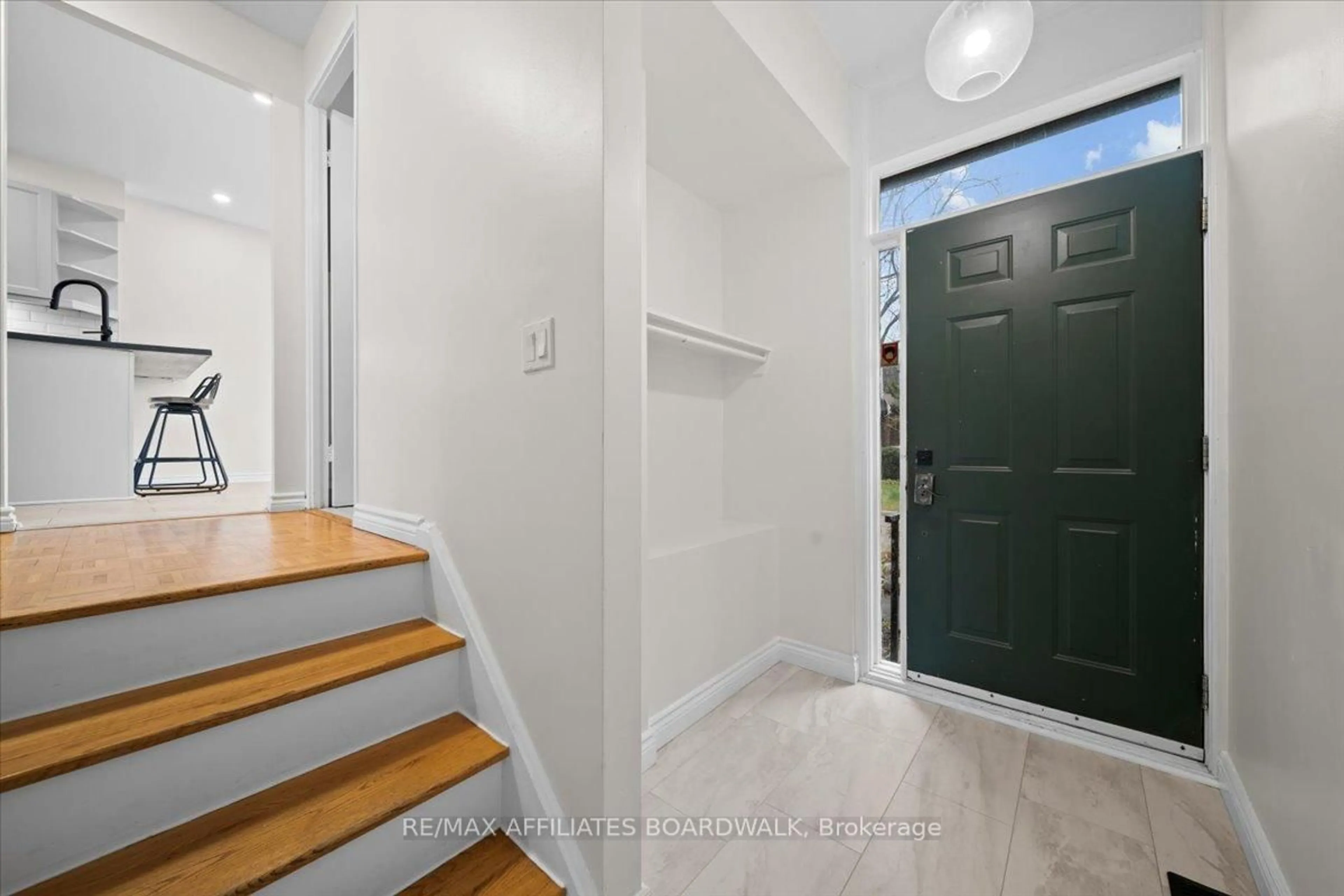 Indoor entryway for 111 Beachview Private #68, Ottawa Ontario K1V 1M7