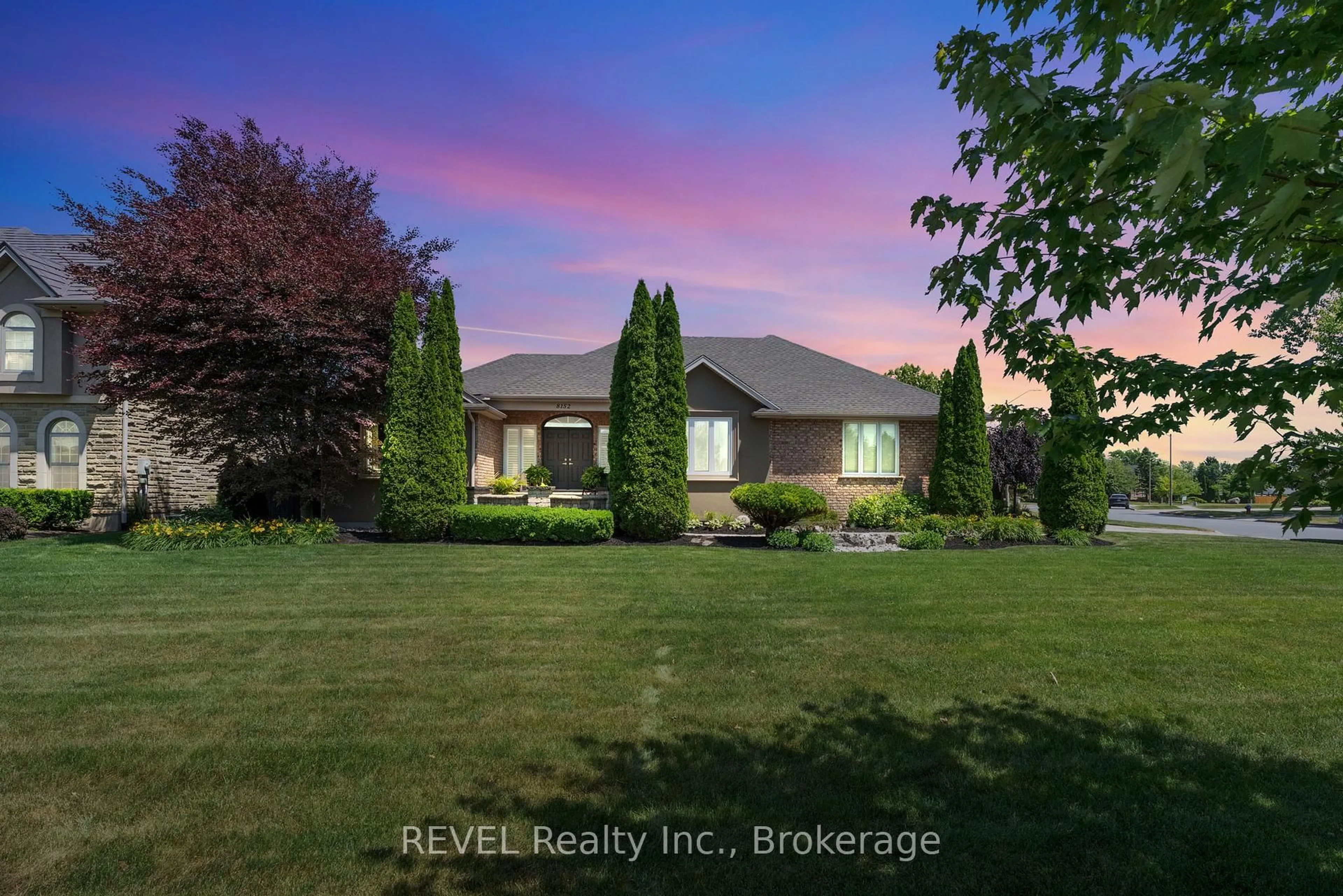 A pic from outside/outdoor area/front of a property/back of a property/a pic from drone, unknown for 8152 Westminster Dr, Niagara Falls Ontario L2H 2Y8