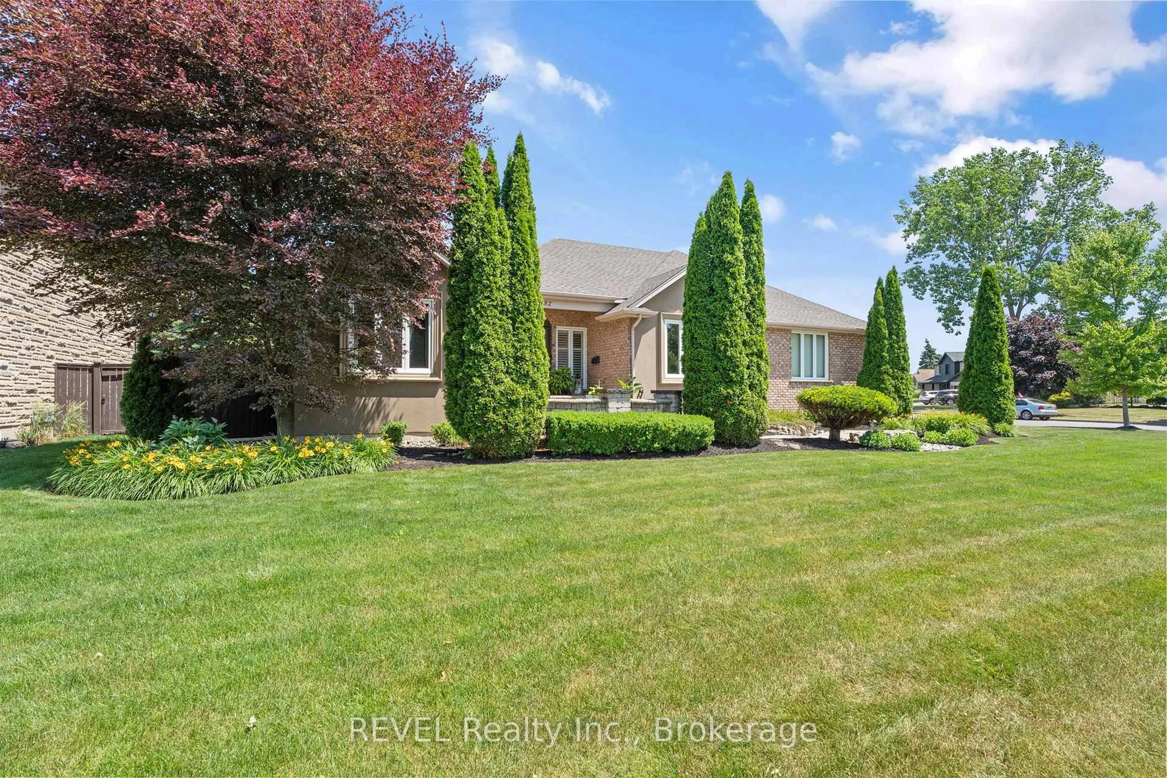 A pic from outside/outdoor area/front of a property/back of a property/a pic from drone, unknown for 8152 Westminster Dr, Niagara Falls Ontario L2H 2Y8