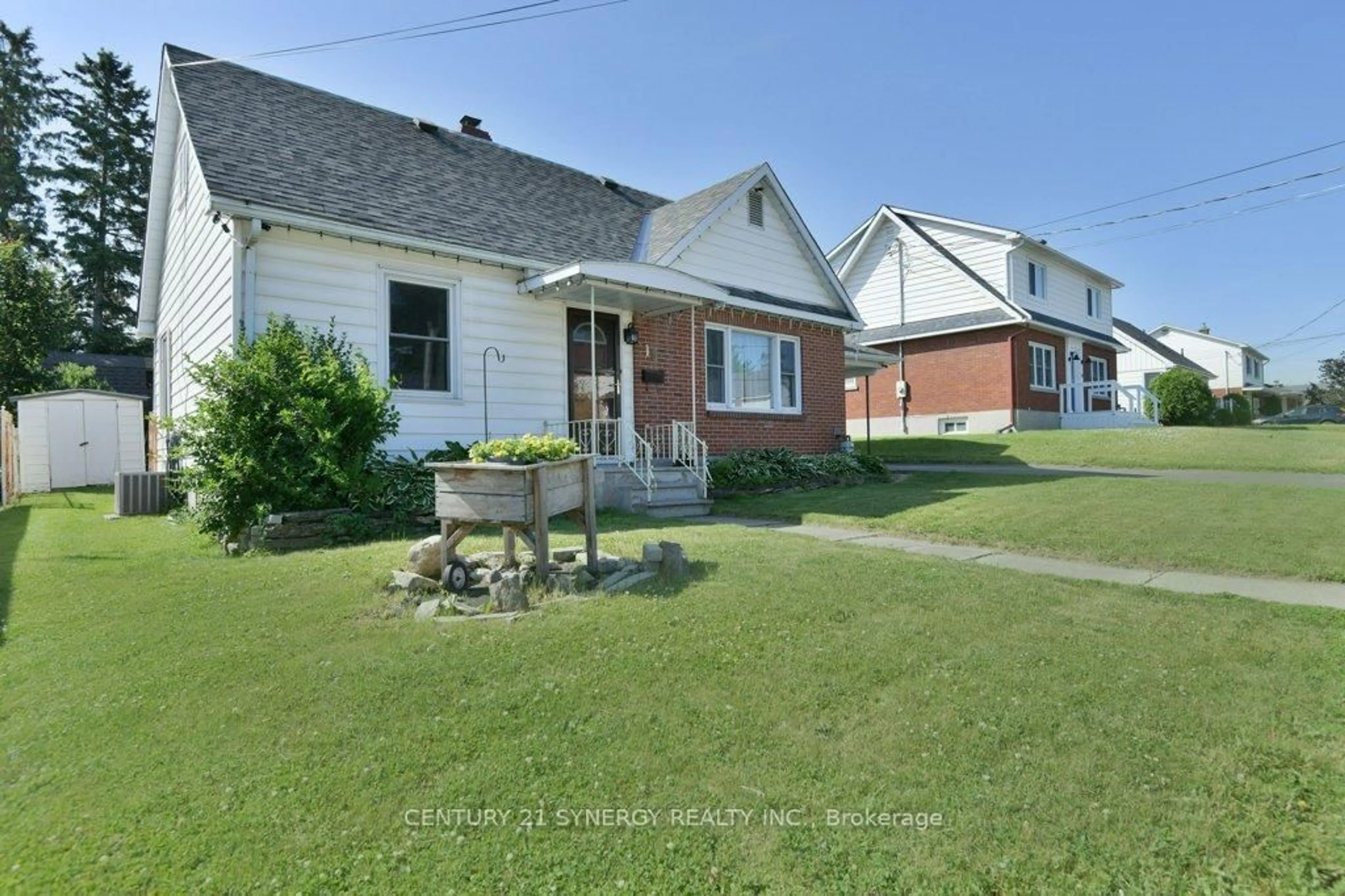 A pic from outside/outdoor area/front of a property/back of a property/a pic from drone, street for 10 Mclachlin St, Arnprior Ontario K7S 2Y8