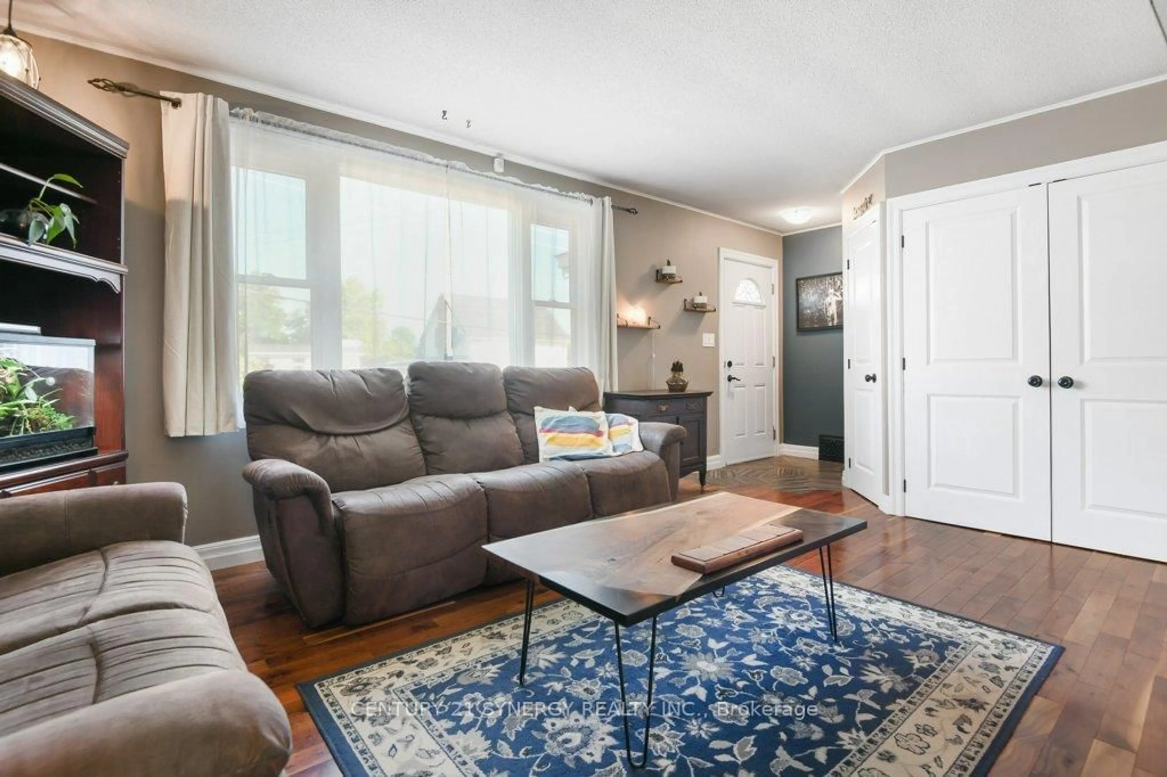 Living room with furniture, wood/laminate floor for 10 Mclachlin St, Arnprior Ontario K7S 2Y8