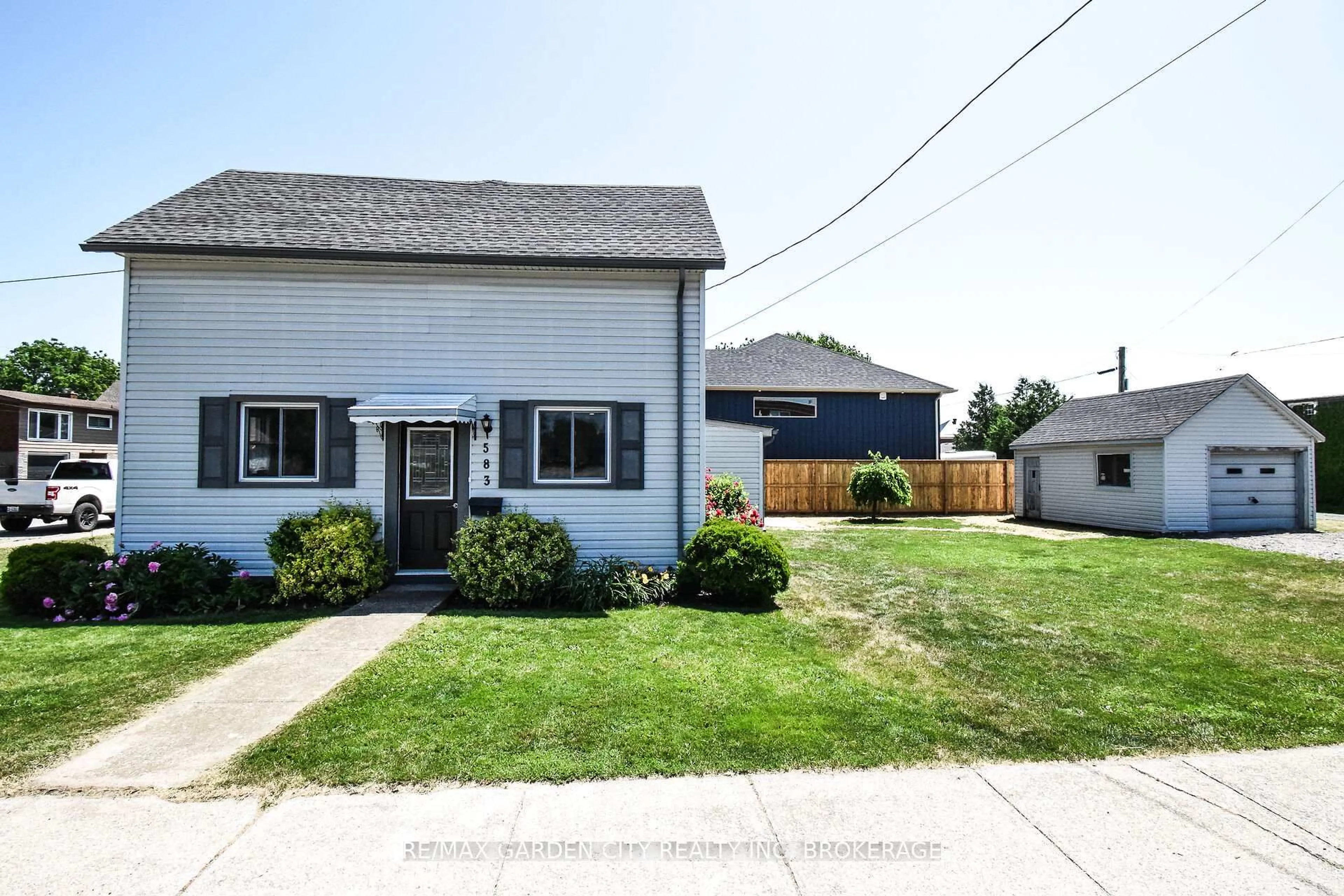 A pic from outside/outdoor area/front of a property/back of a property/a pic from drone, street for 583 FIELDEN Ave, Port Colborne Ontario L3K 4V3