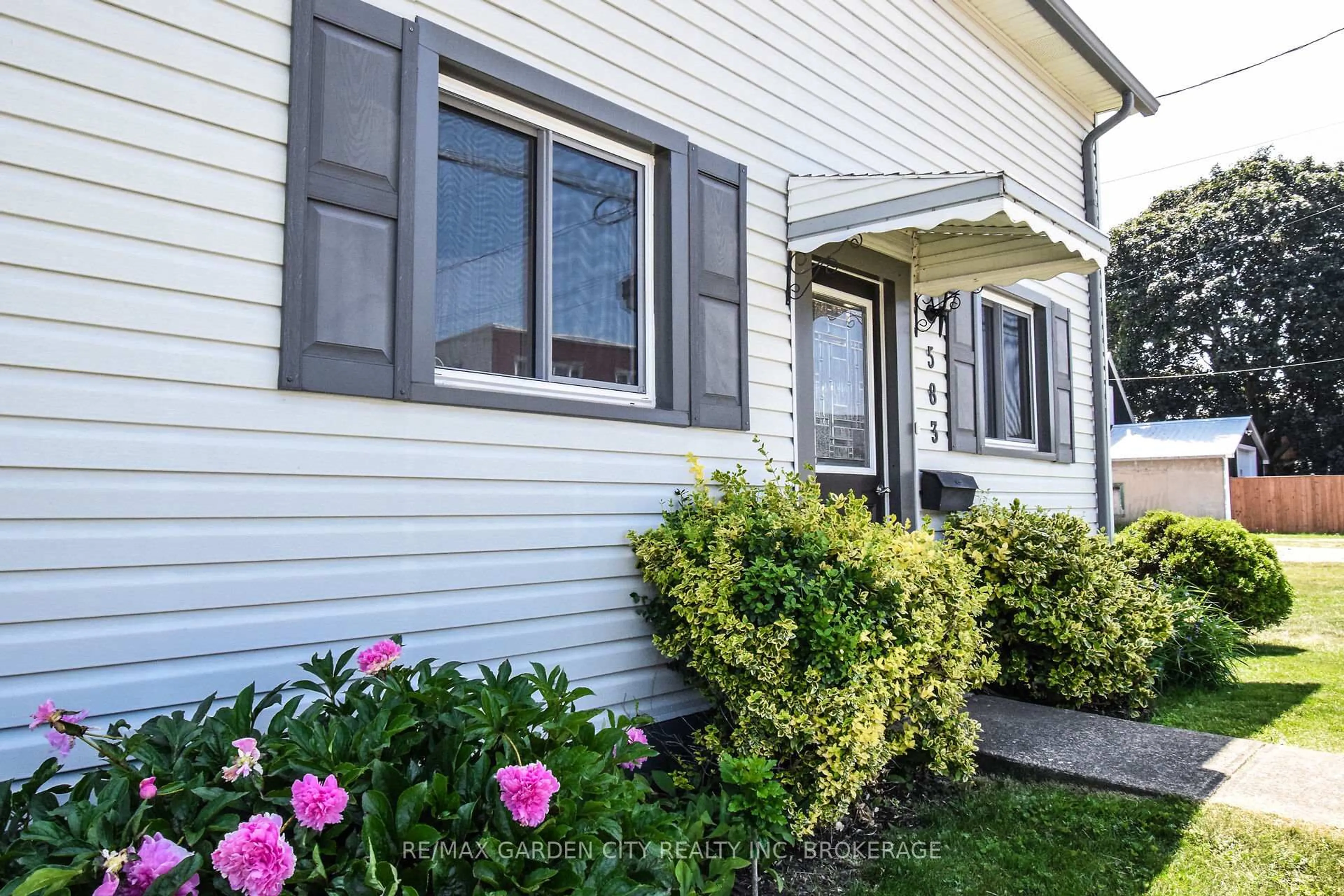 Home with vinyl exterior material, street for 583 FIELDEN Ave, Port Colborne Ontario L3K 4V3