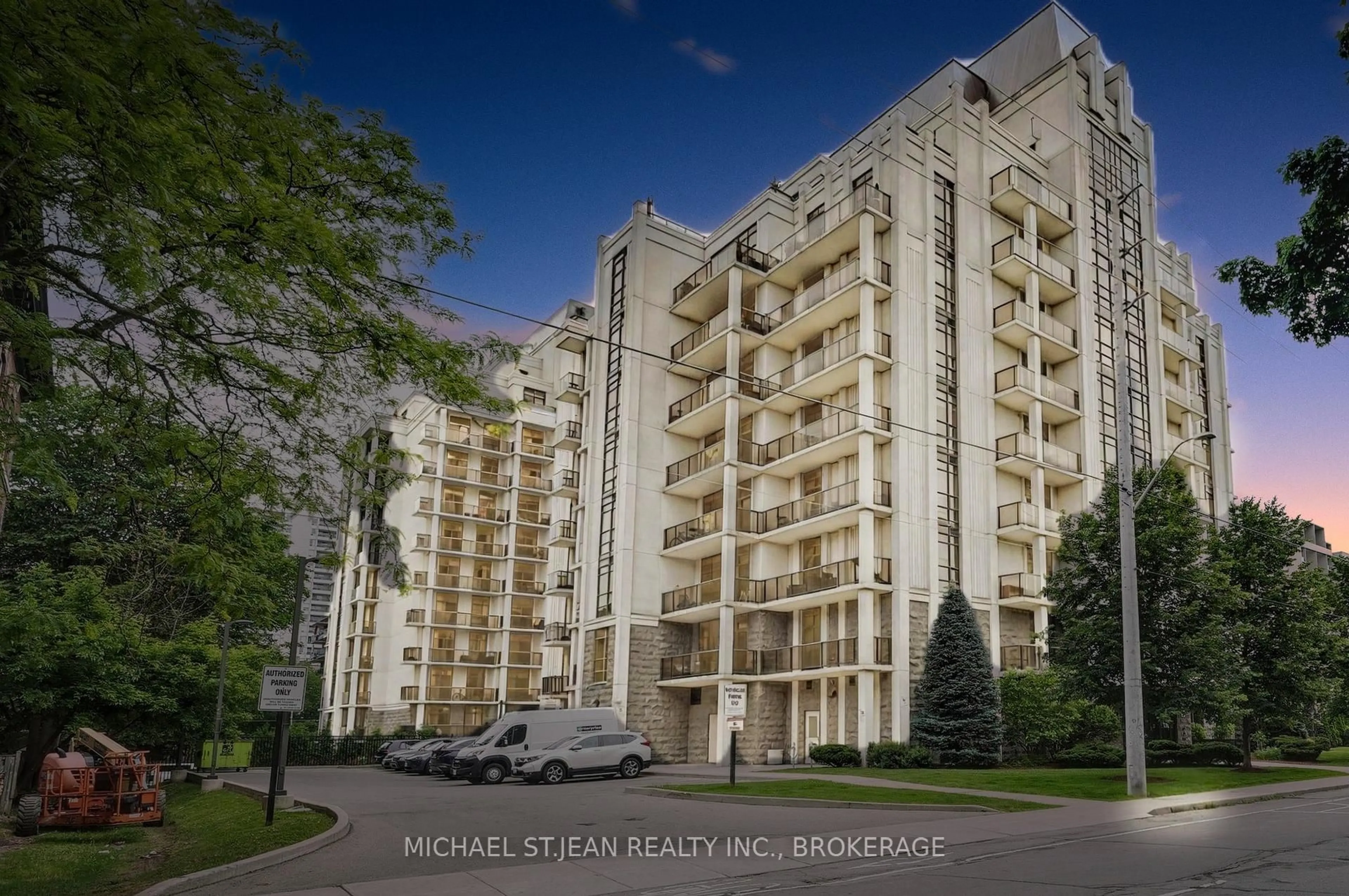 Indoor foyer for 90 Charlton Ave #304, Hamilton Ontario L8P 0B4