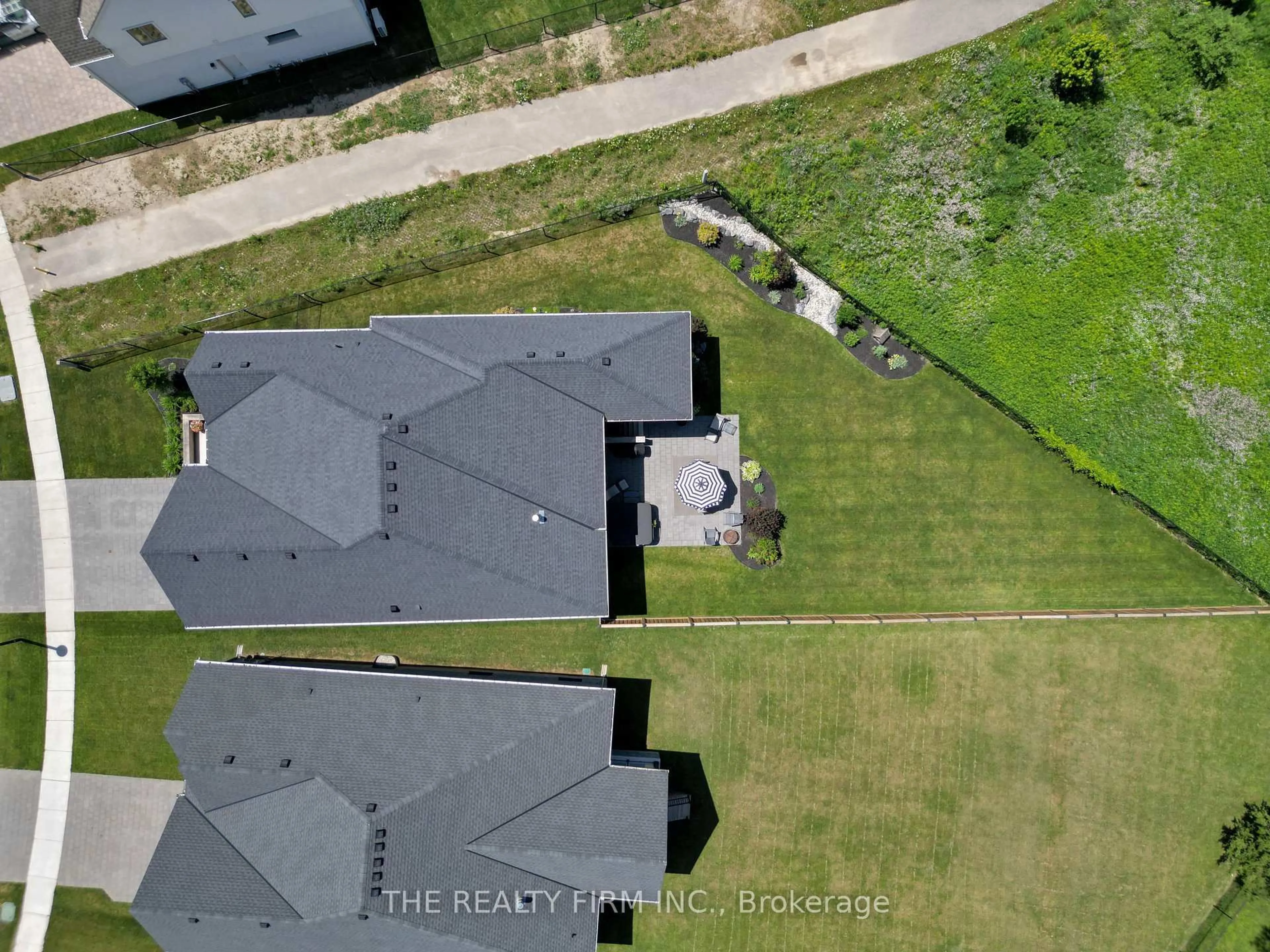 A pic from outside/outdoor area/front of a property/back of a property/a pic from drone, unknown for 2146 Linkway Blvd, London South Ontario N6K 0K8