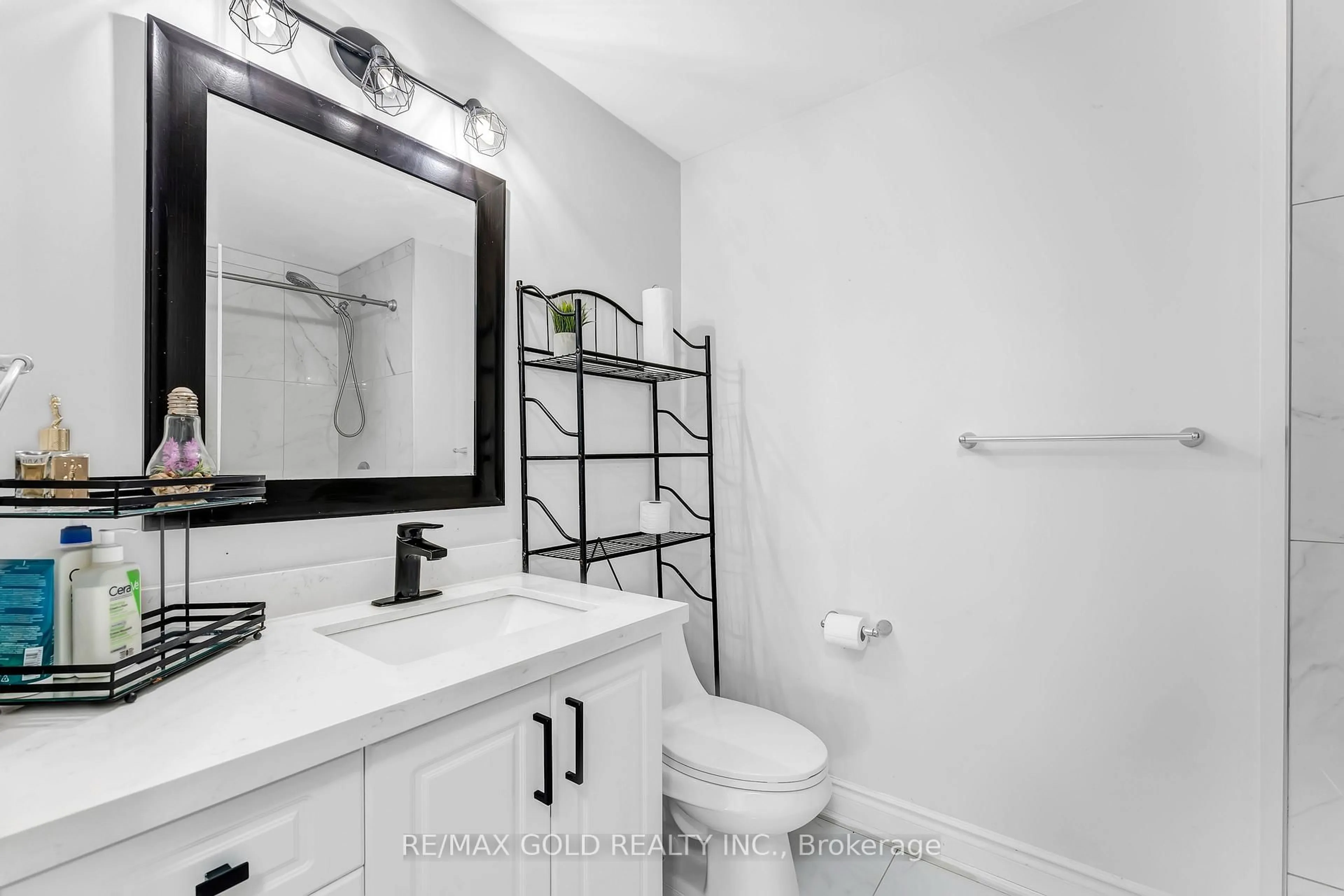 Contemporary bathroom, ceramic/tile floor for 90 Mooregate Cres #34, Kitchener Ontario N2M 5P7
