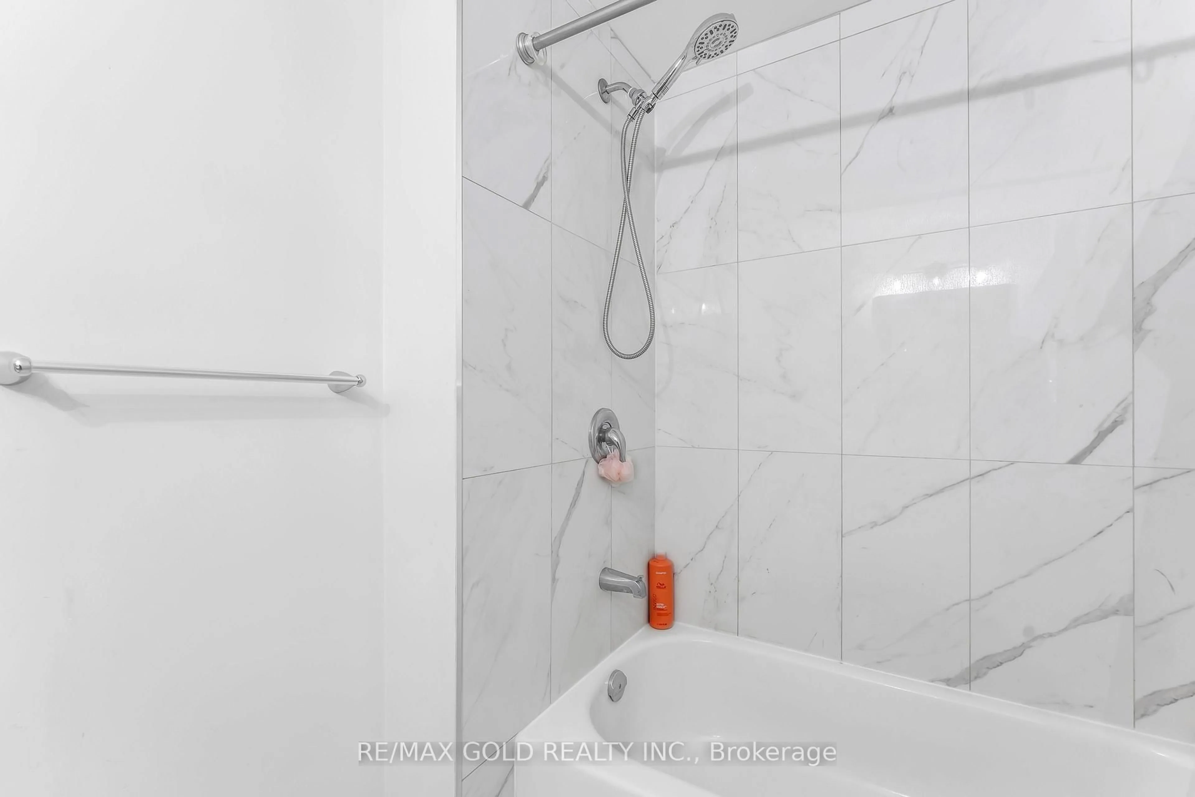 Standard bathroom, ceramic/tile floor for 90 Mooregate Cres #34, Kitchener Ontario N2M 5P7