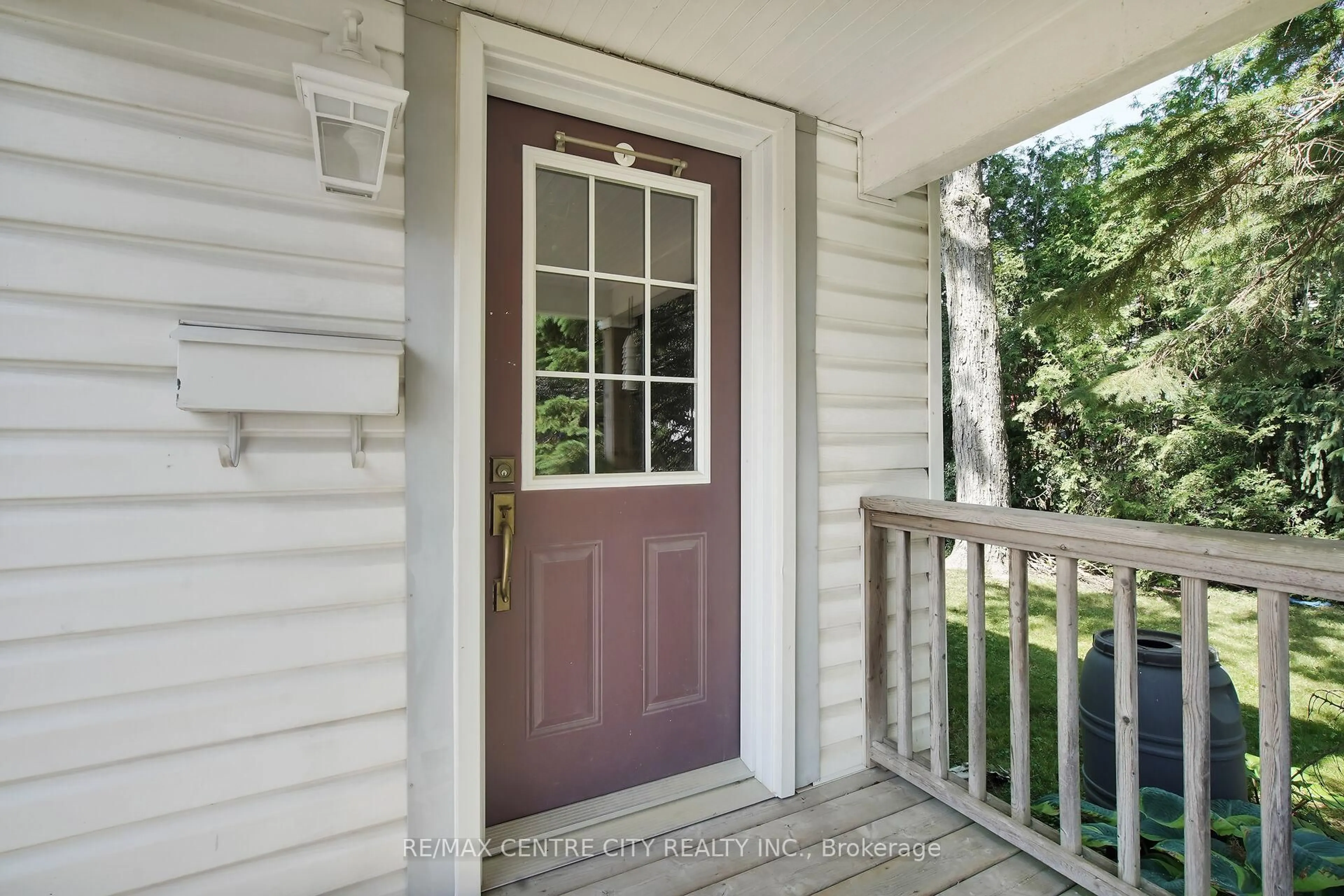 Indoor entryway for 306 George St, Middlesex Centre Ontario N0M 2A0
