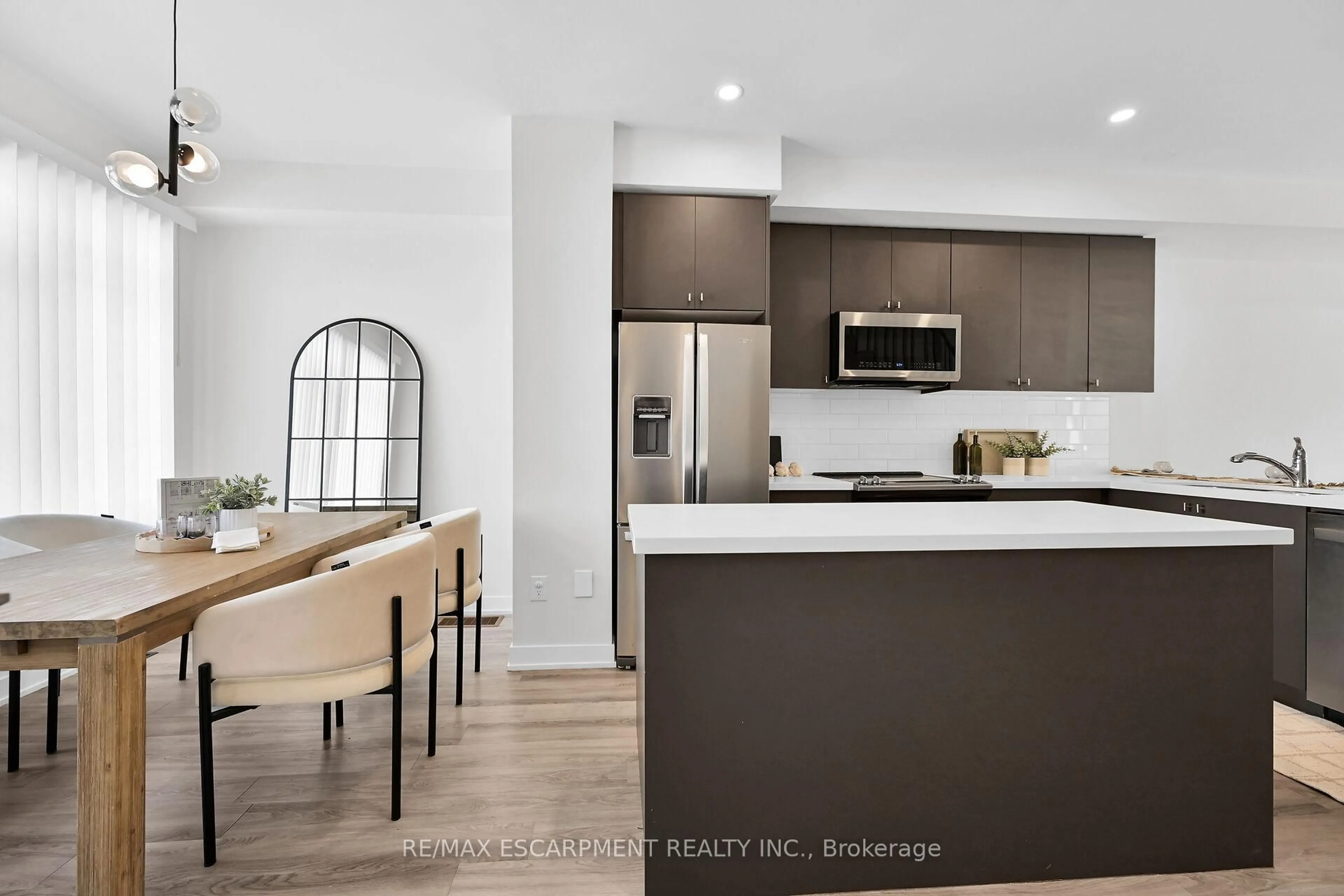Open concept kitchen, unknown for 17 Markle Cres, Hamilton Ontario L9H 0H3