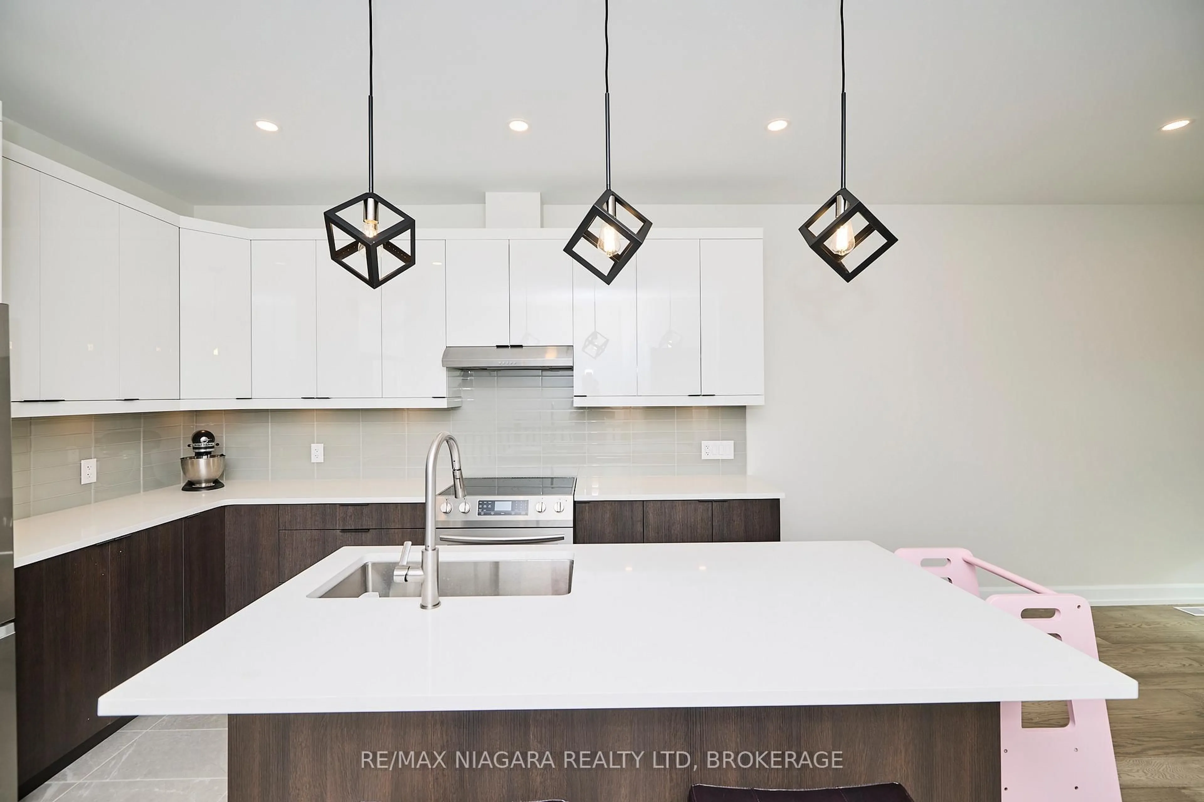 Contemporary kitchen, ceramic/tile floor for 3914 MITCHELL Cres, Fort Erie Ontario L0S 1S0