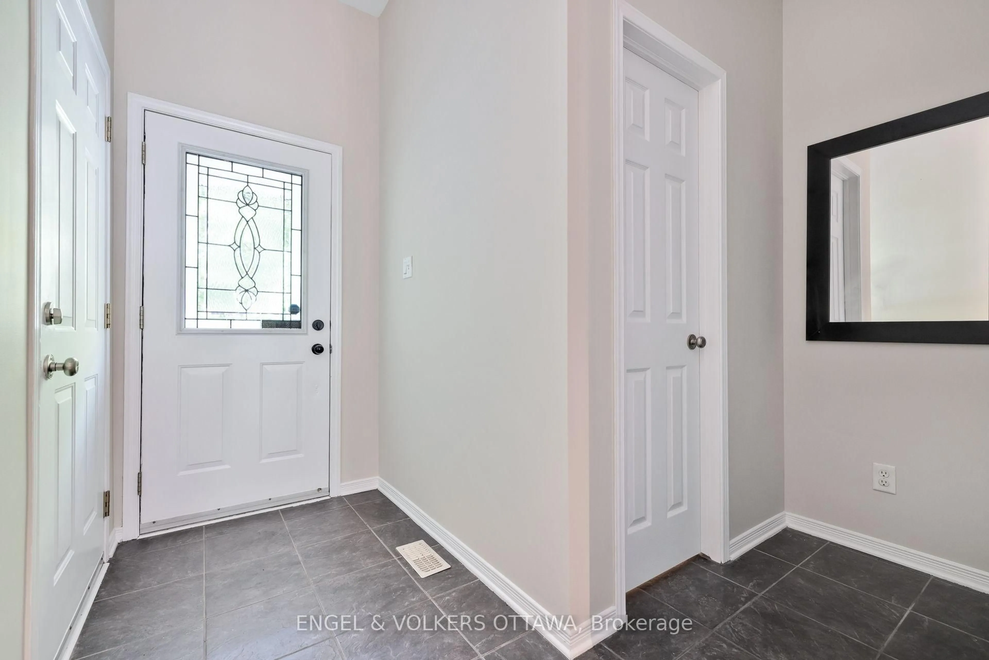 Indoor entryway for 502 Woodchase St, Ottawa Ontario K2W 1J4