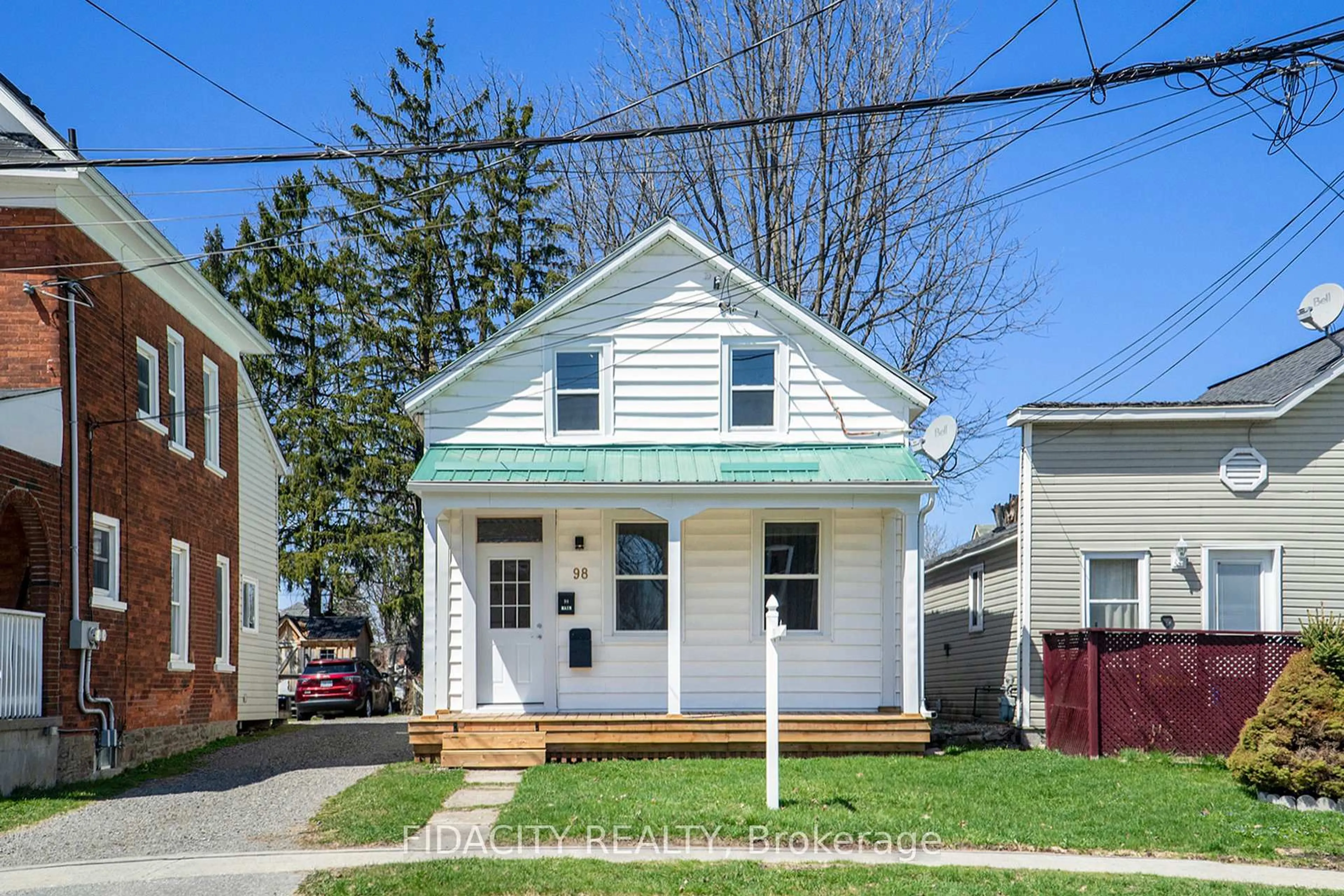 Home with vinyl exterior material, street for 98 Main St, Smiths Falls Ontario K7A 1A9