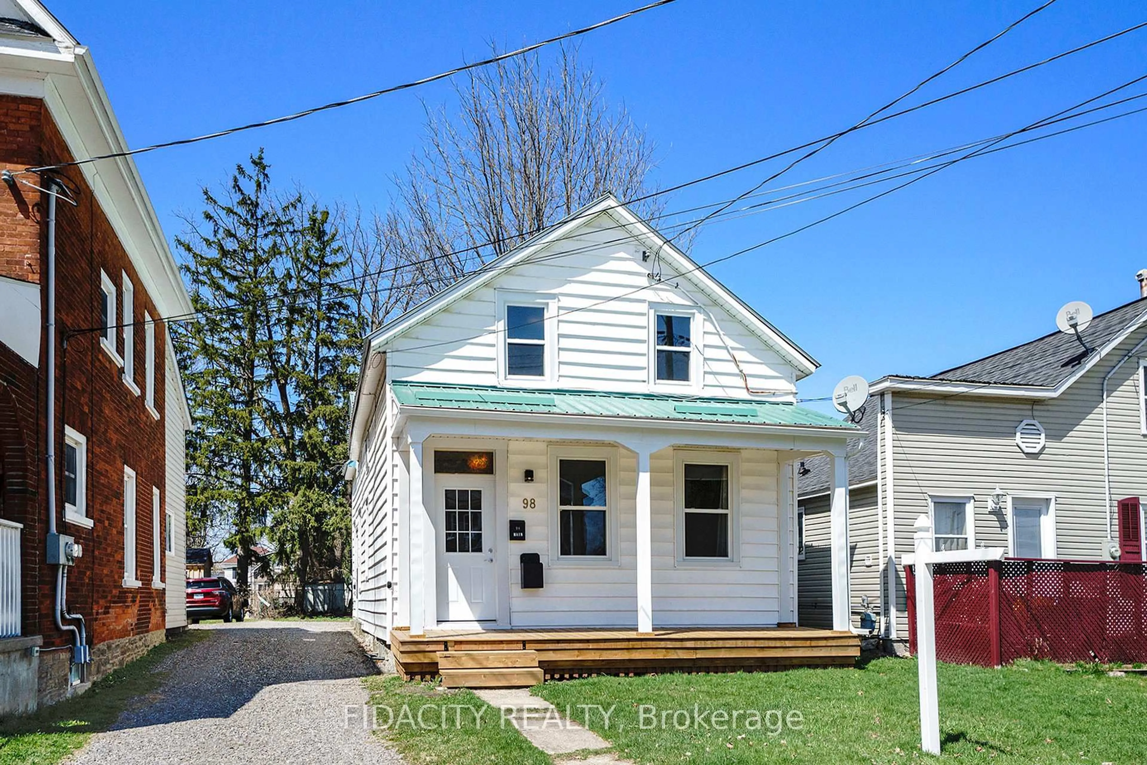 Home with vinyl exterior material, street for 98 Main St, Smiths Falls Ontario K7A 1A9