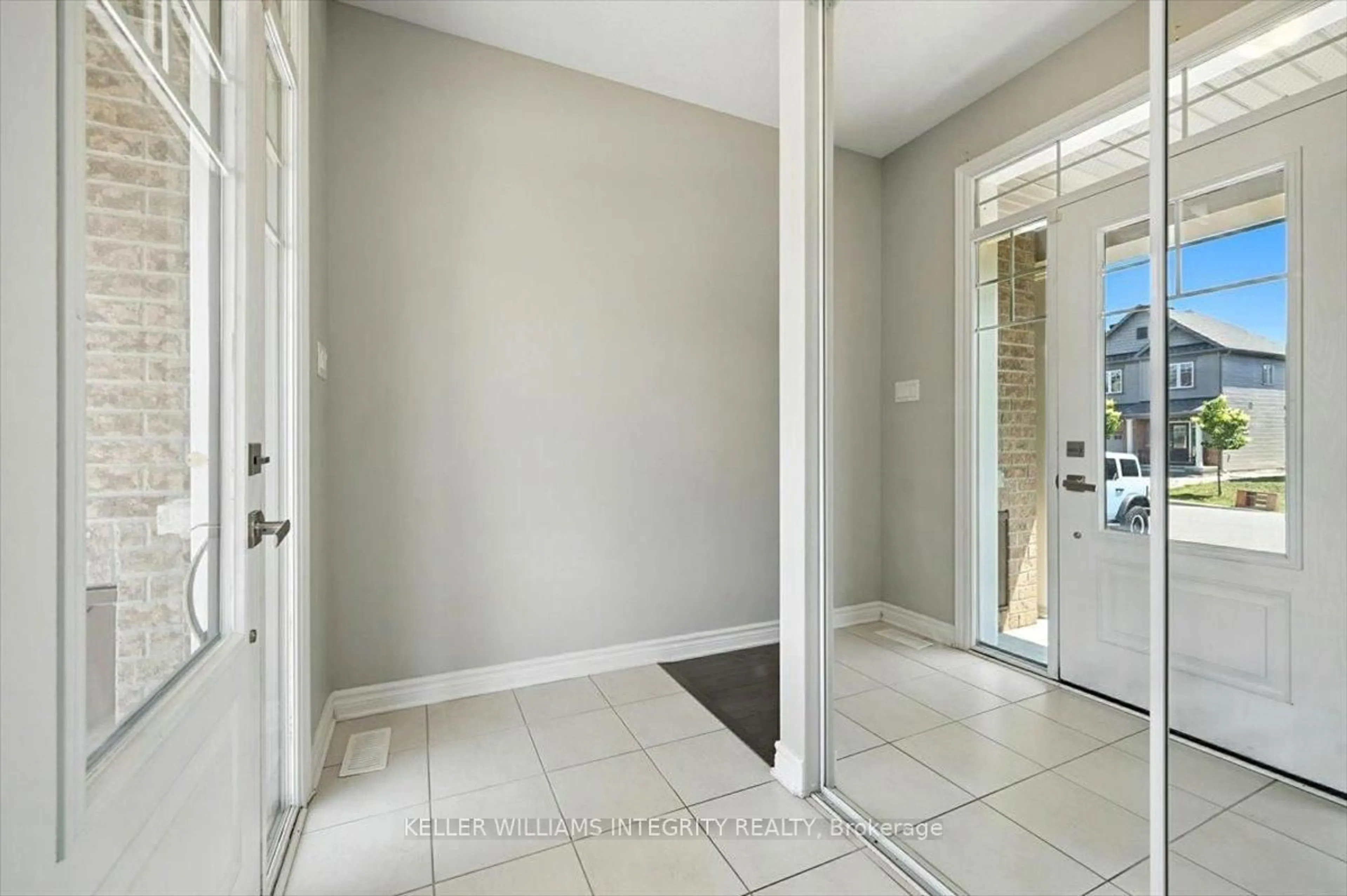 Indoor entryway for 843 June Grass St, Orleans Ontario K4A 1H4