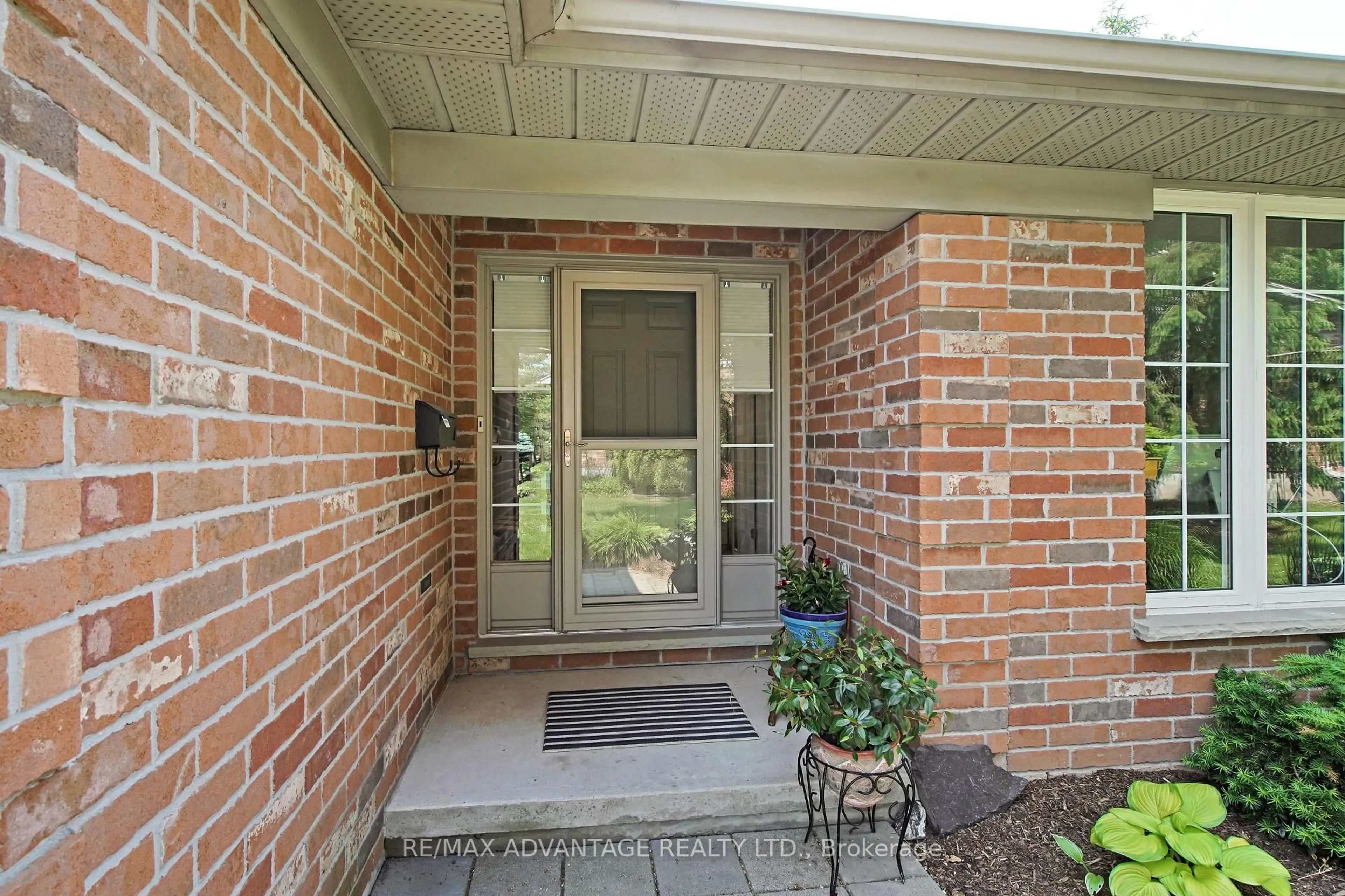 Indoor entryway for 1755 Louise Blvd #18, London North Ontario N6G 5G4