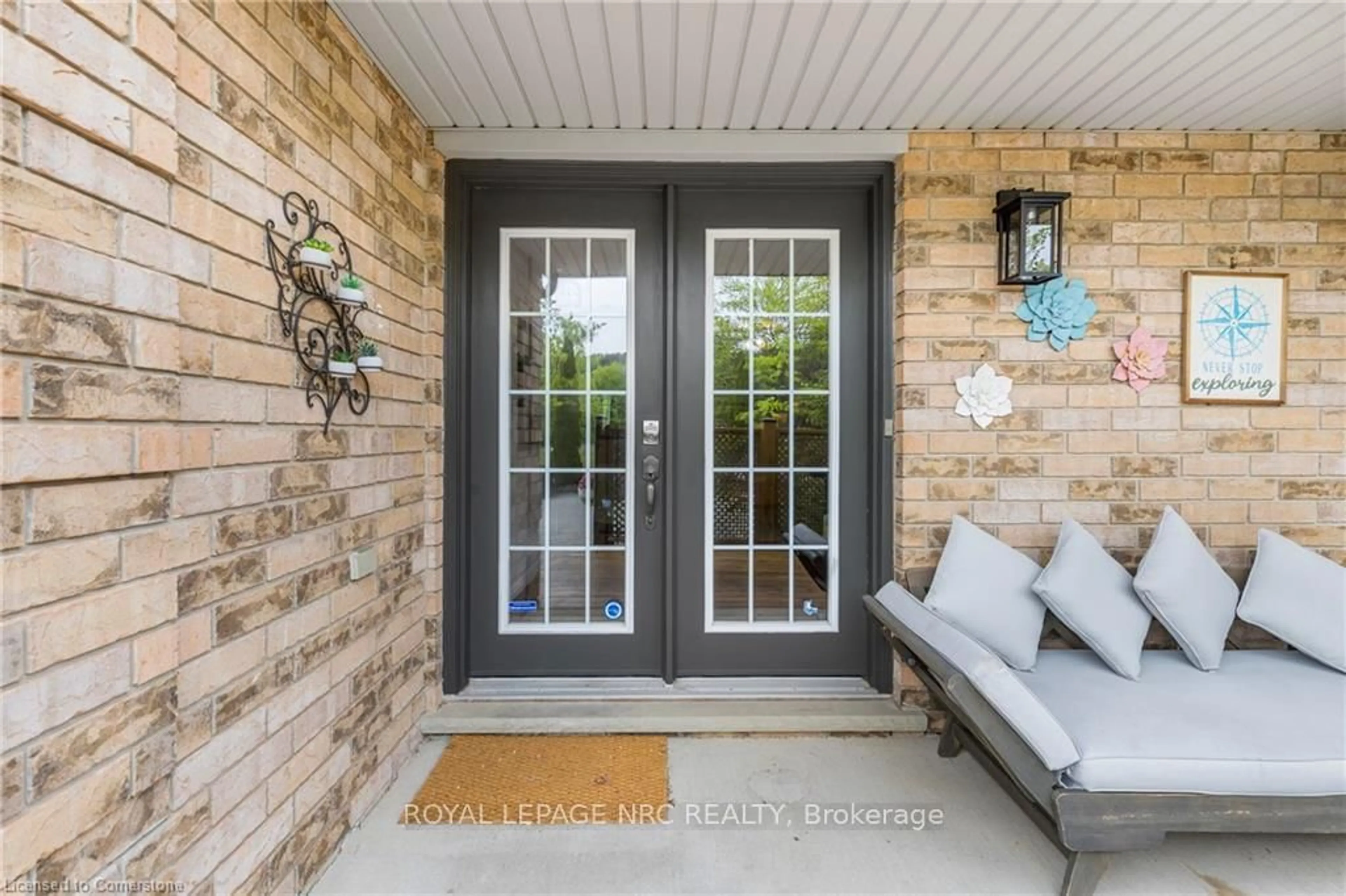 Indoor entryway for 181 Livingston Ave, Grimsby Ontario L3M 5M3