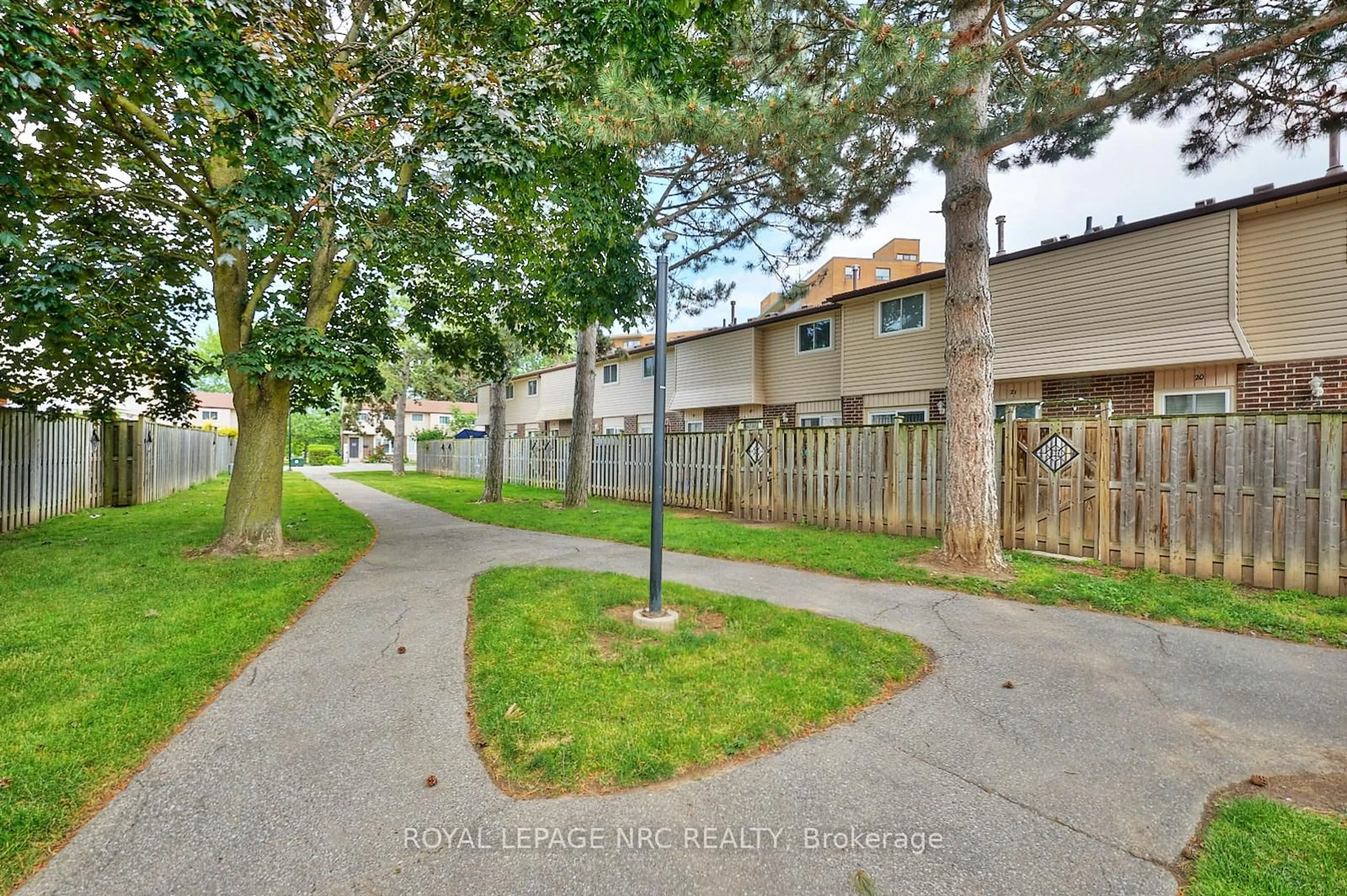 Patio, street for 2 WEIDEN St #22, St. Catharines Ontario L2M 6W5
