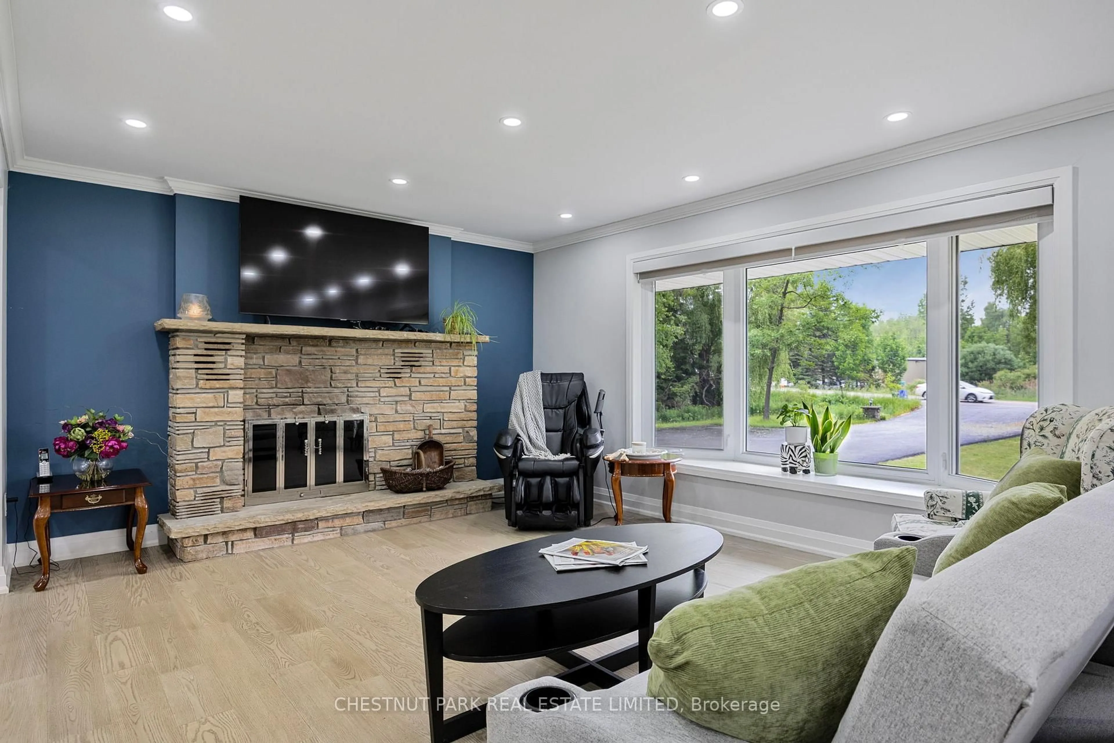 Living room with furniture, unknown for 5102 Trafalgar Rd, Erin Ontario N0B 1T0