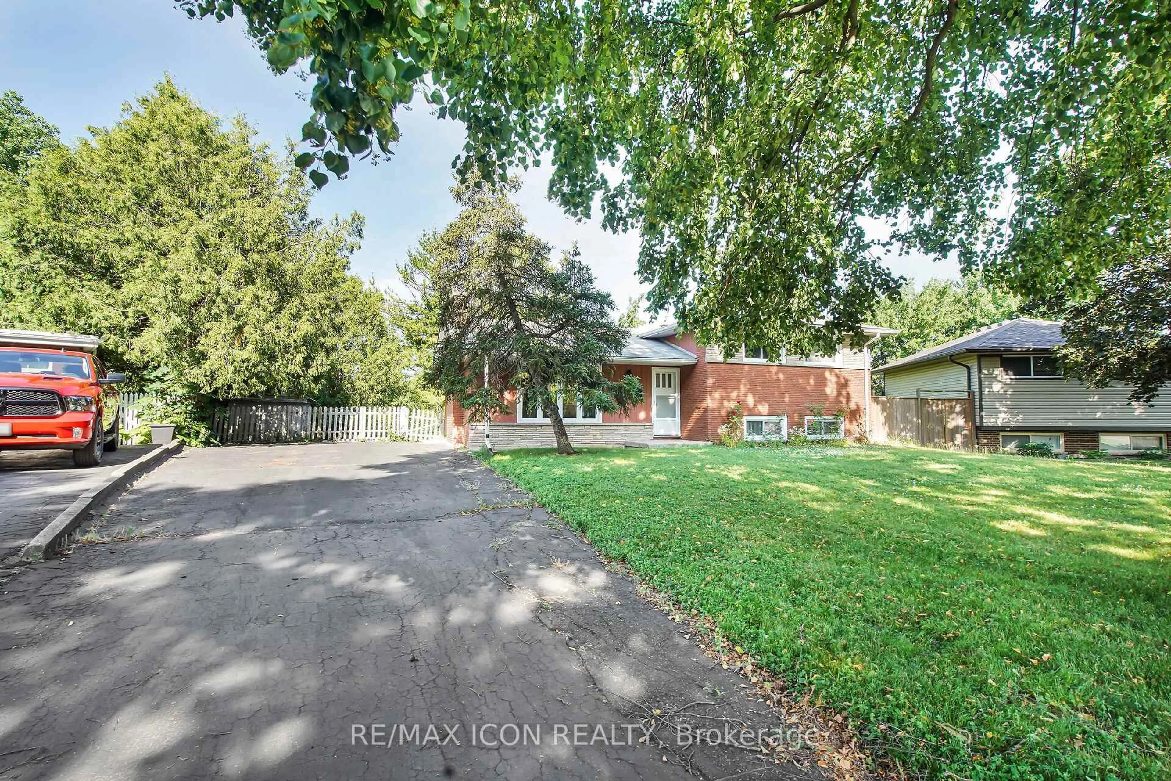 A pic from outside/outdoor area/front of a property/back of a property/a pic from drone, street for 43 Silverdale Cres, London South Ontario N5Z 4A5