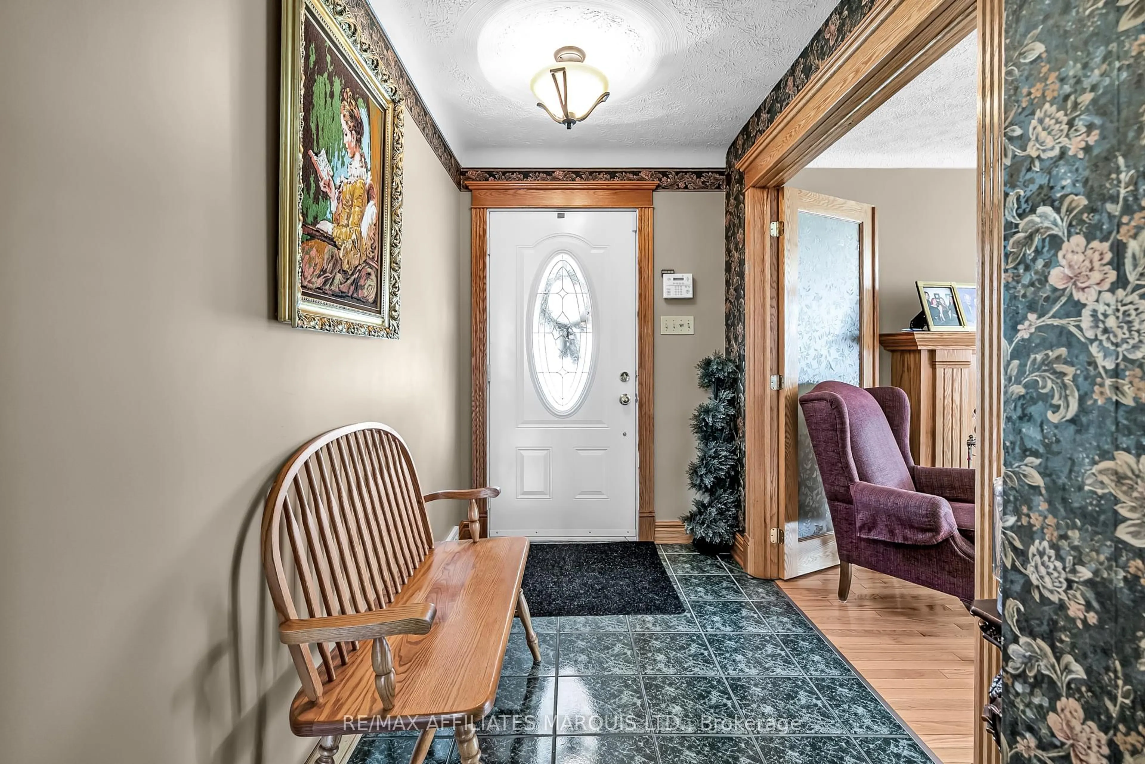Indoor entryway for 1413 Queen St, Cornwall Ontario K6J 1R3
