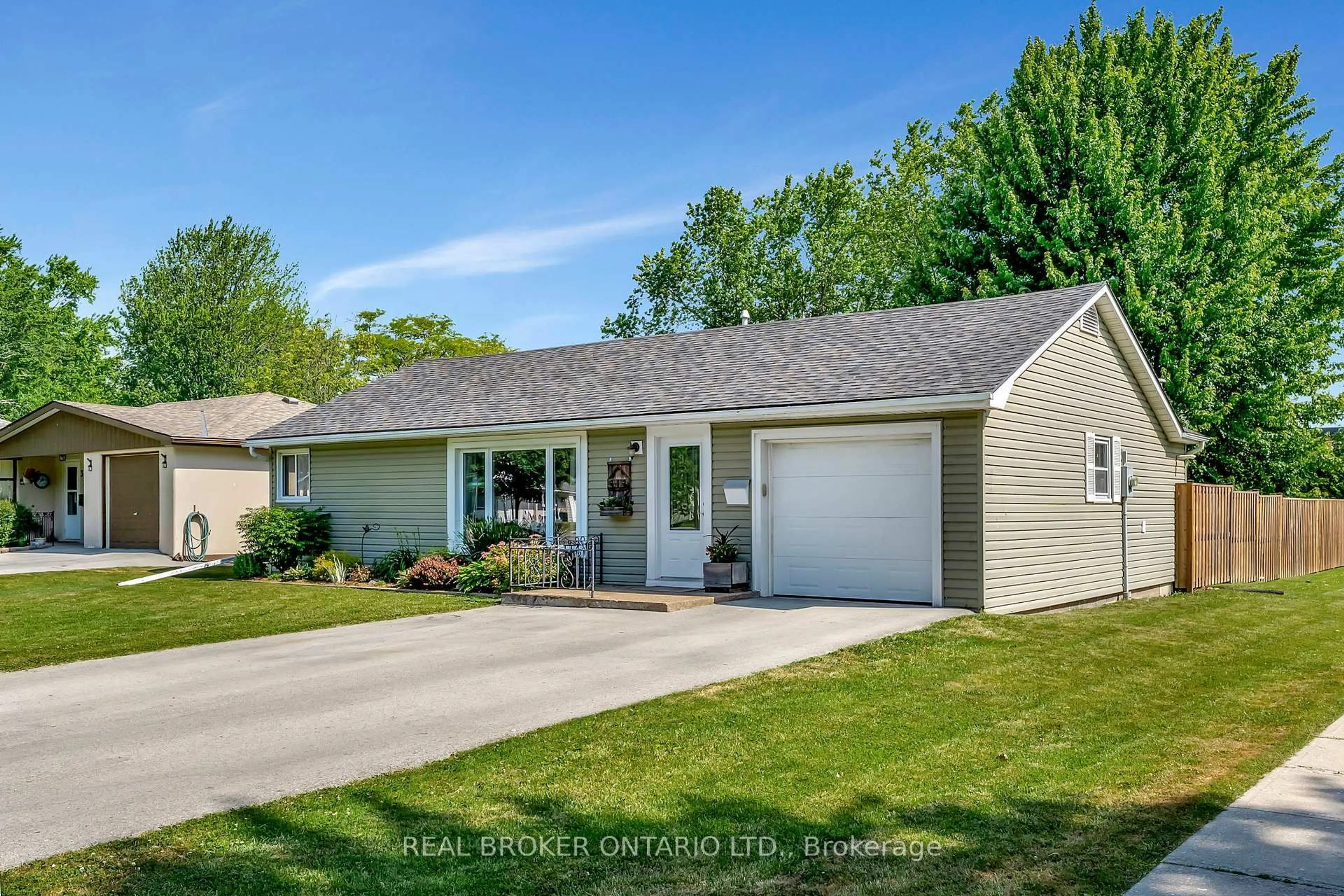 Home with vinyl exterior material, street for 313 Park Ave, Haldimand Ontario N1A 1M7
