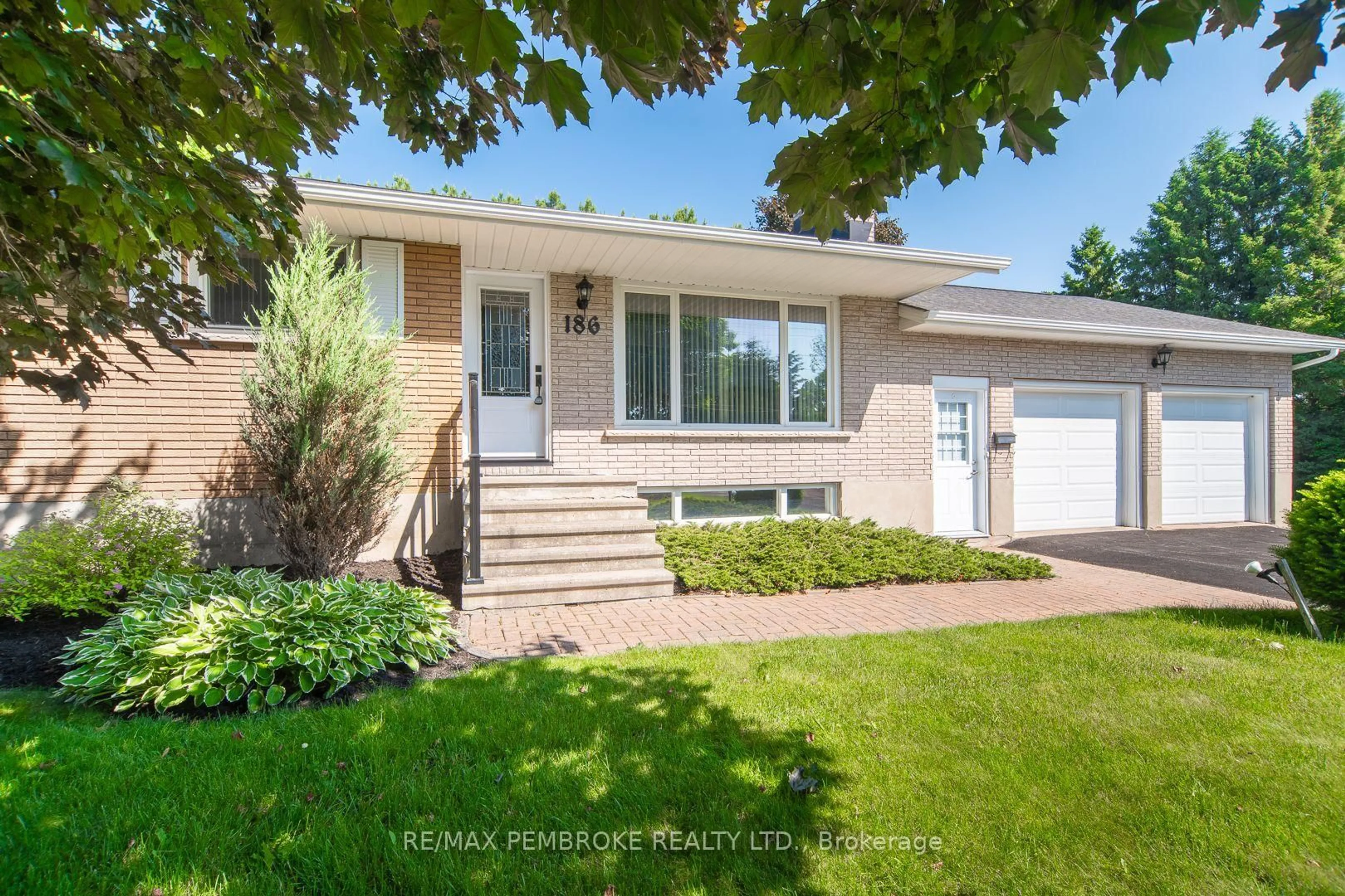 Home with vinyl exterior material, street for 186 Drive-In Rd, Pembroke Ontario K8A 7P4