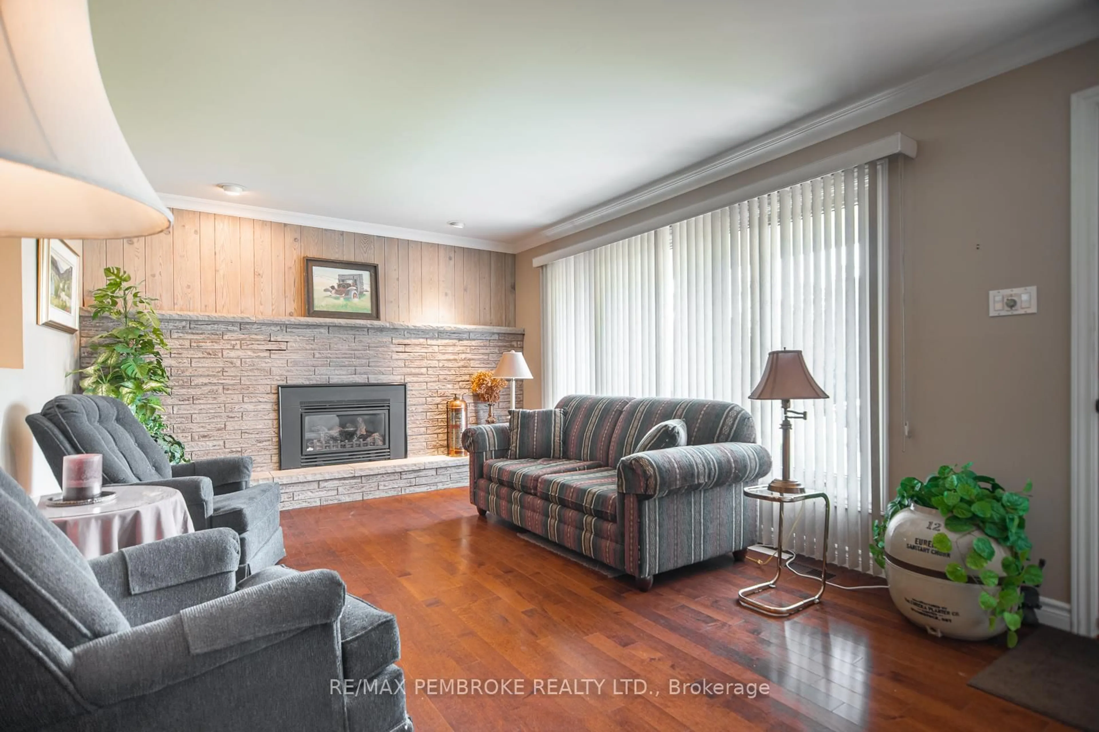 Living room with furniture, unknown for 186 Drive-In Rd, Pembroke Ontario K8A 7P4