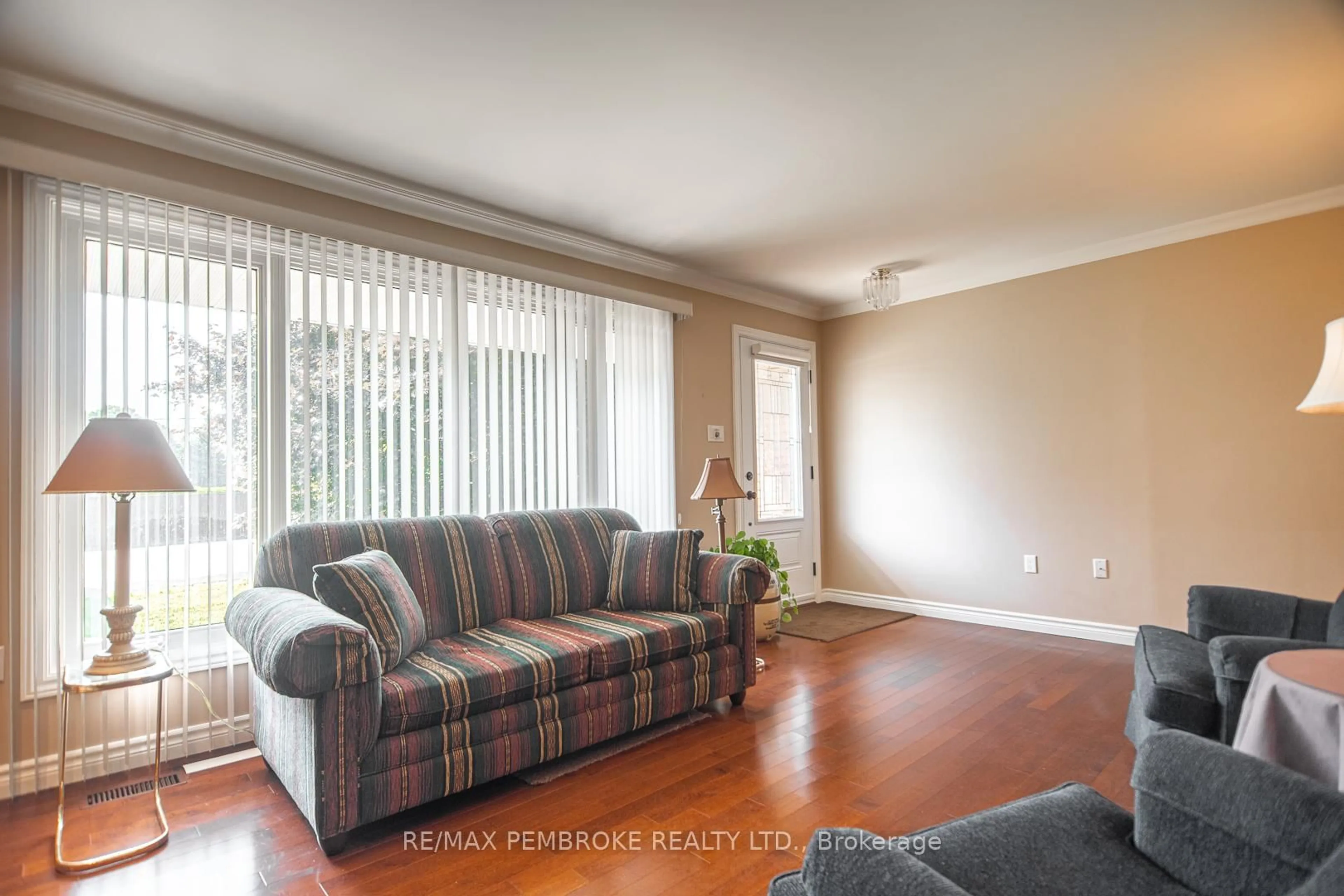 Living room with furniture, unknown for 186 Drive-In Rd, Pembroke Ontario K8A 7P4