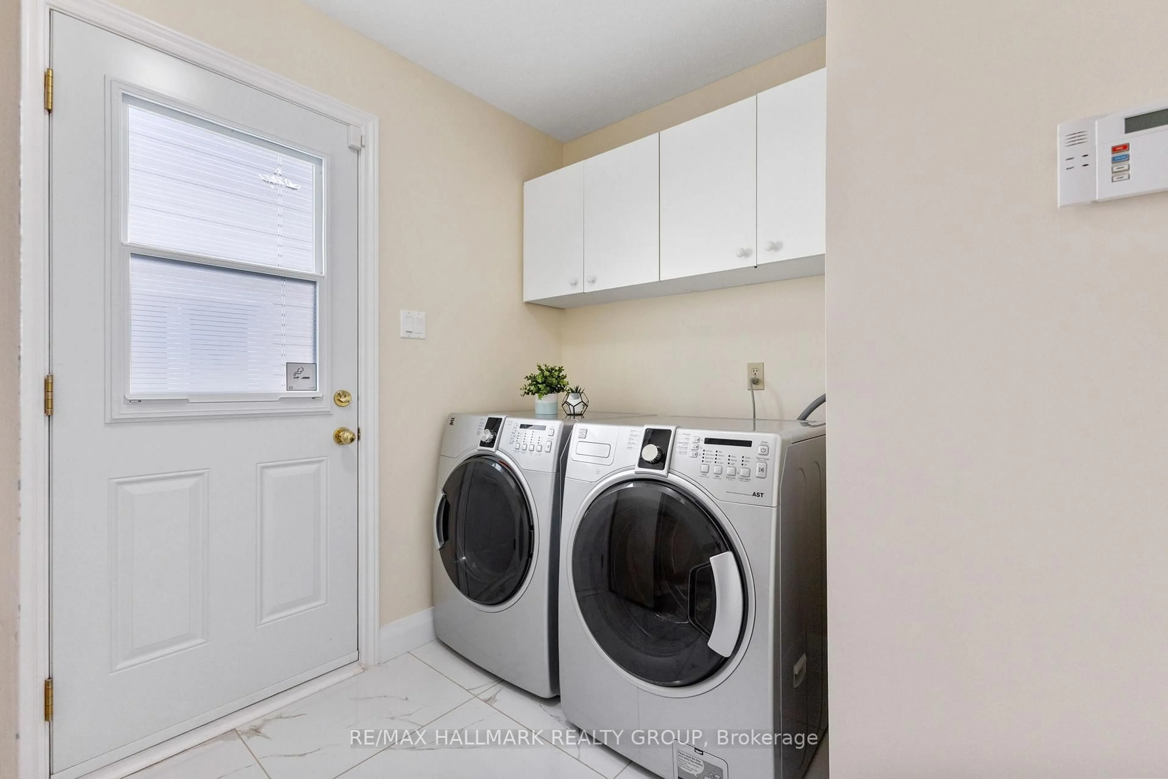 Laundry room for 19 Notman Way, Ottawa Ontario K1G 4P6
