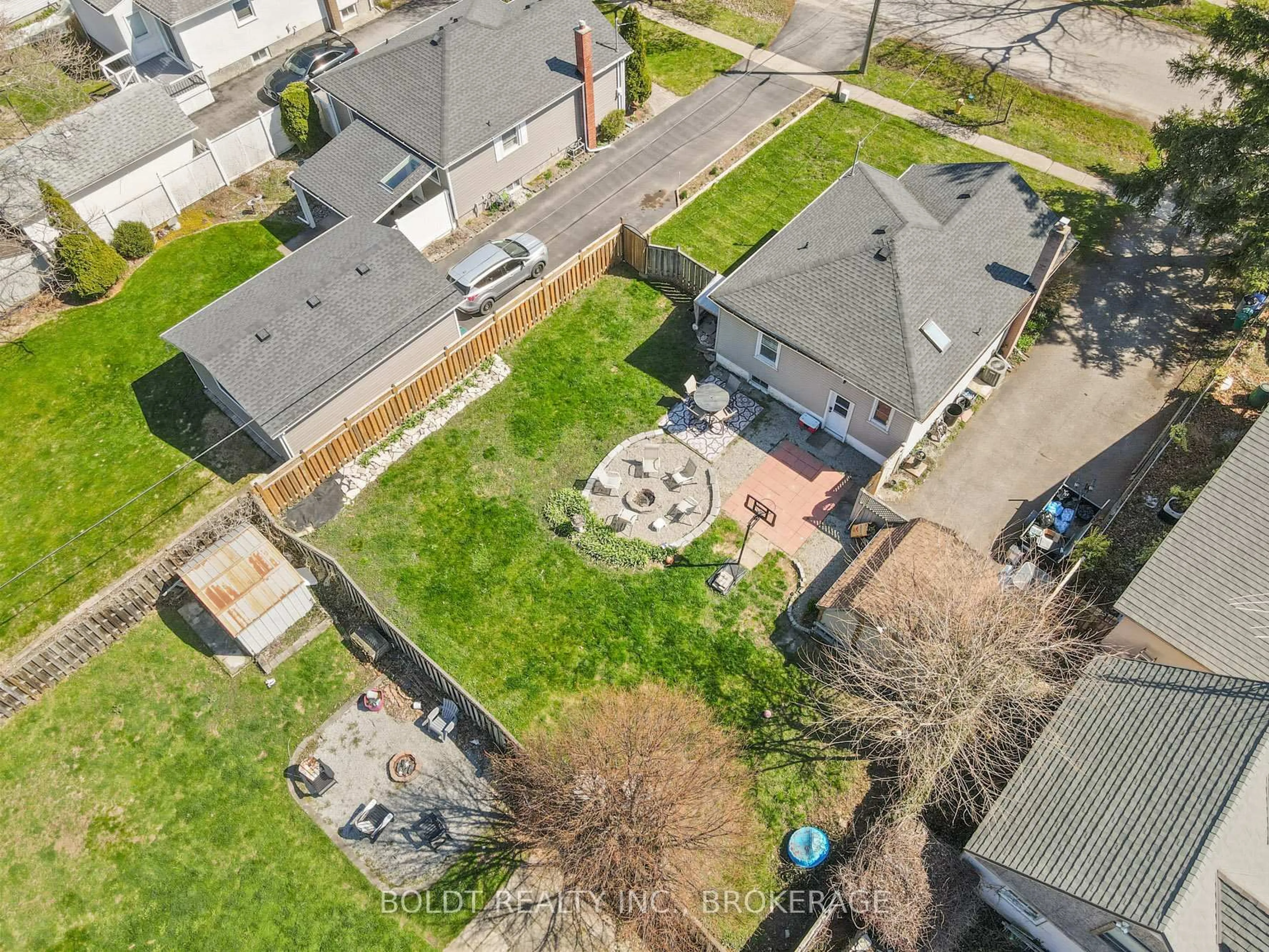 A pic from outside/outdoor area/front of a property/back of a property/a pic from drone, street for 11 Edward Ave, St. Catharines Ontario L2N 1K1