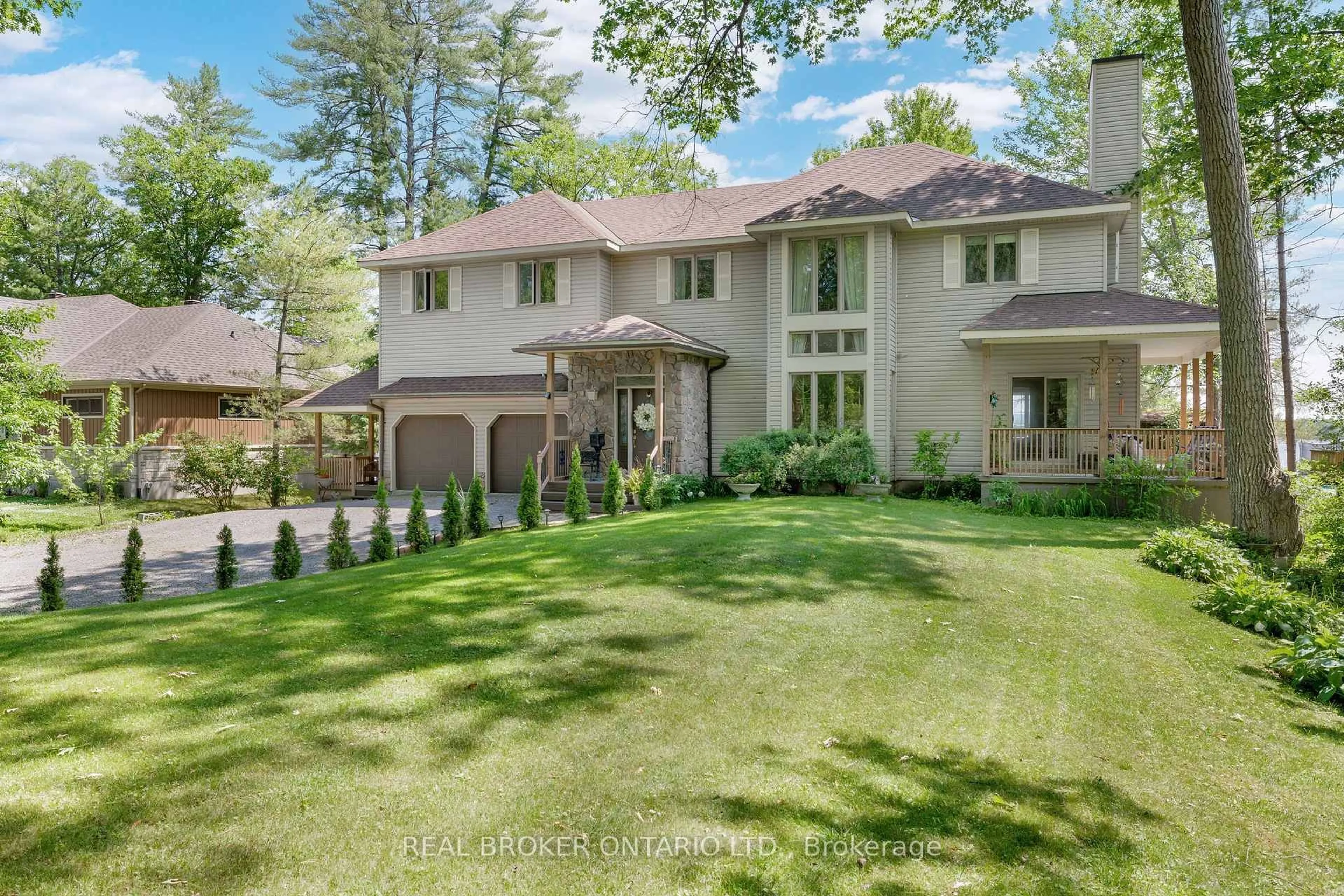 A pic from outside/outdoor area/front of a property/back of a property/a pic from drone, unknown for 164 Baillie Ave, Ottawa Ontario K0A 3M0