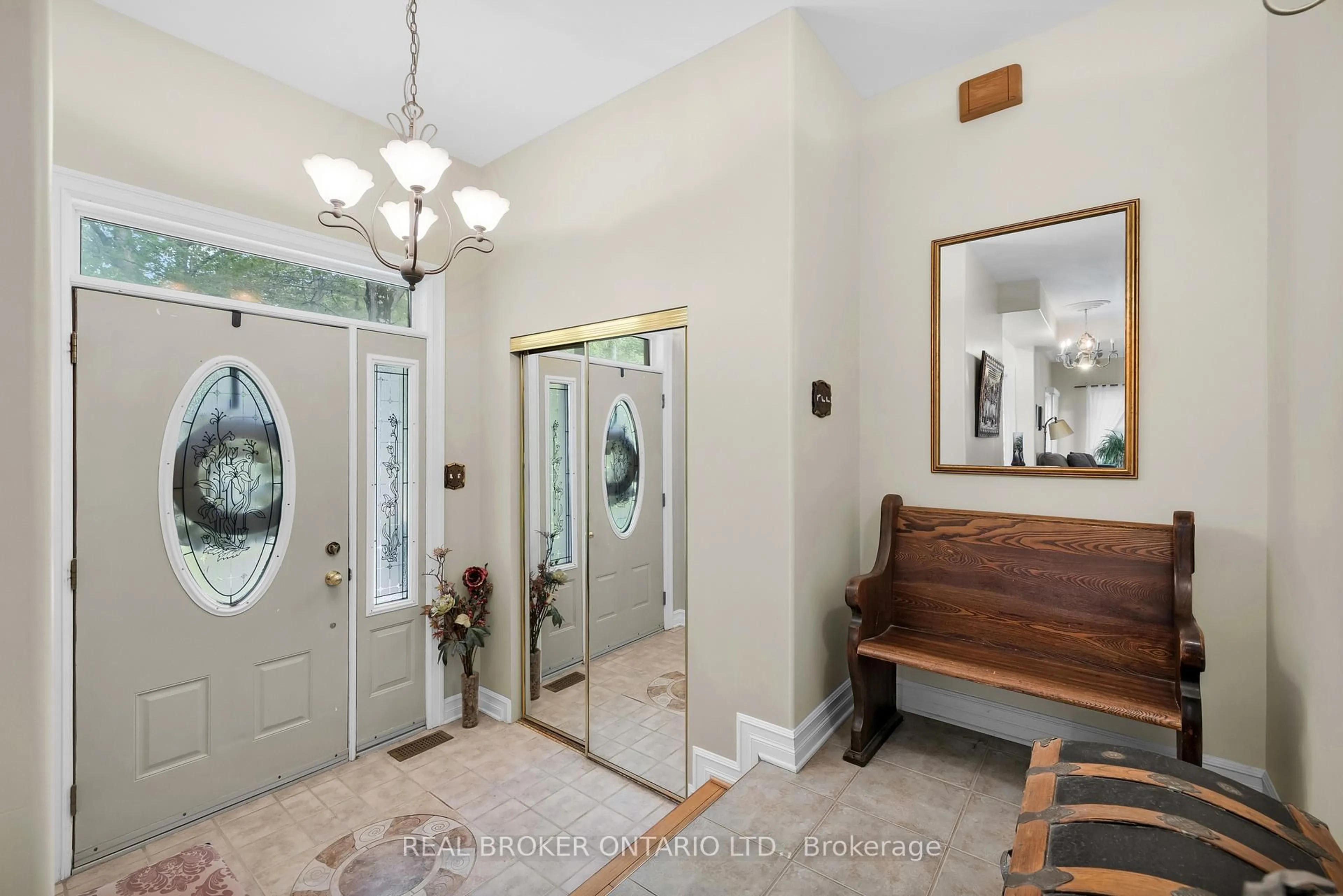 Indoor entryway for 164 Baillie Ave, Ottawa Ontario K0A 3M0