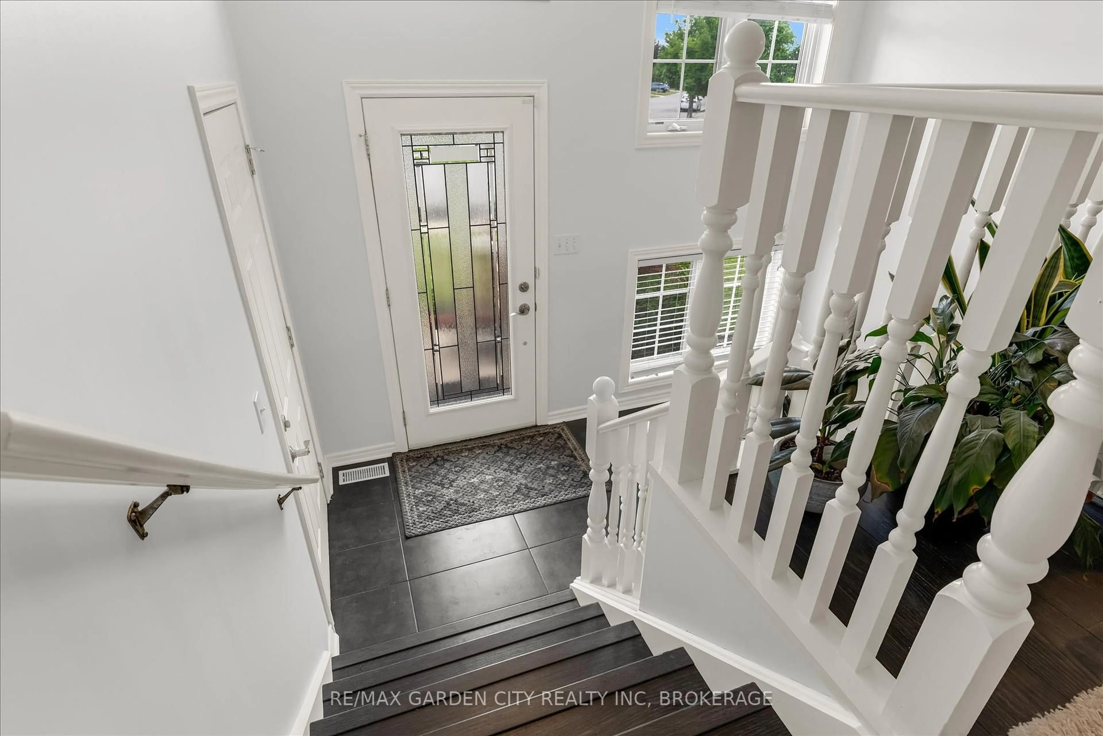 Indoor entryway for 65 MCBRIDE Dr, St. Catharines Ontario L2S 3Z8