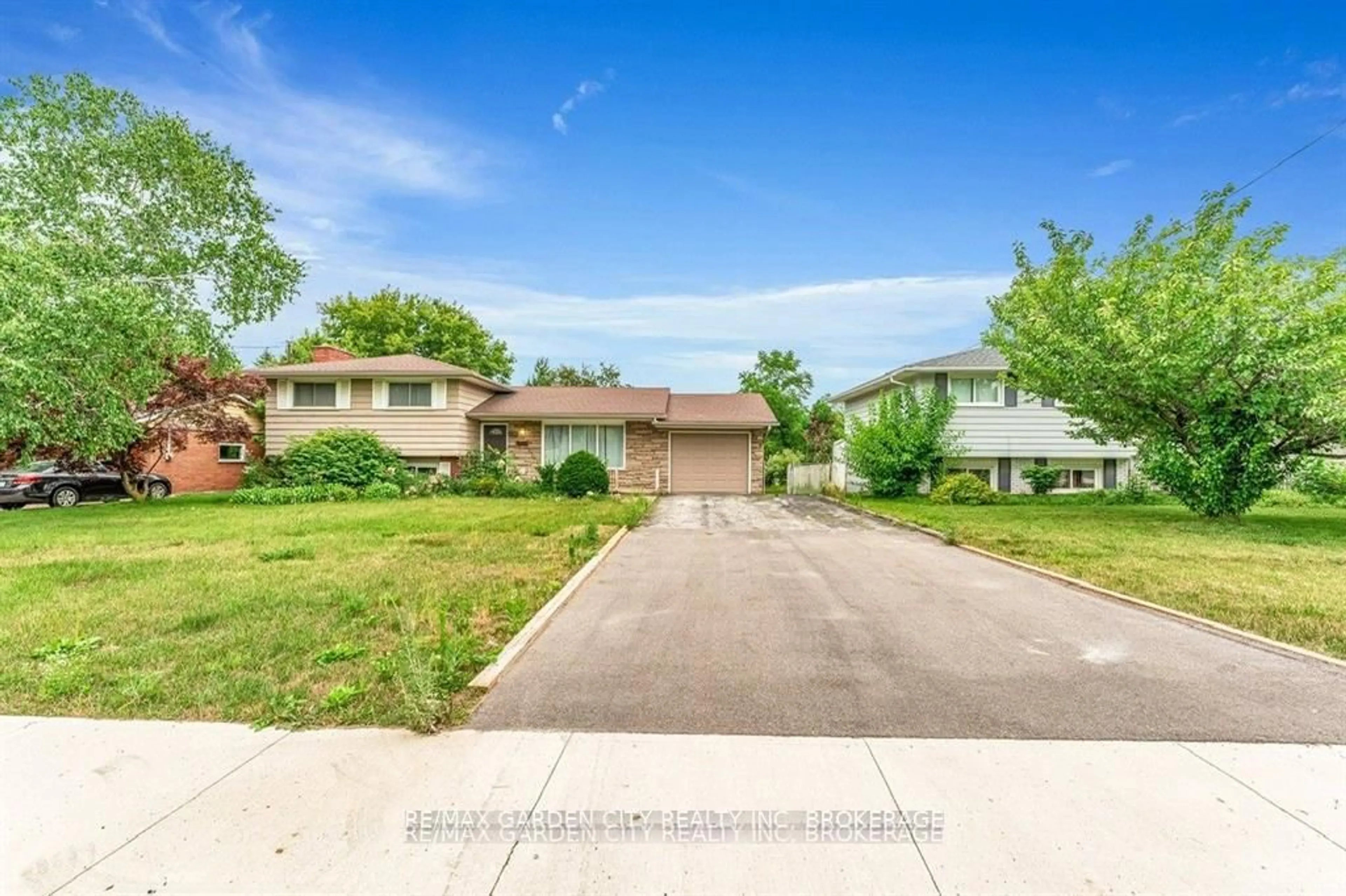A pic from outside/outdoor area/front of a property/back of a property/a pic from drone, street for 180 St. Davids Rd, St. Catharines Ontario L2T 1R3
