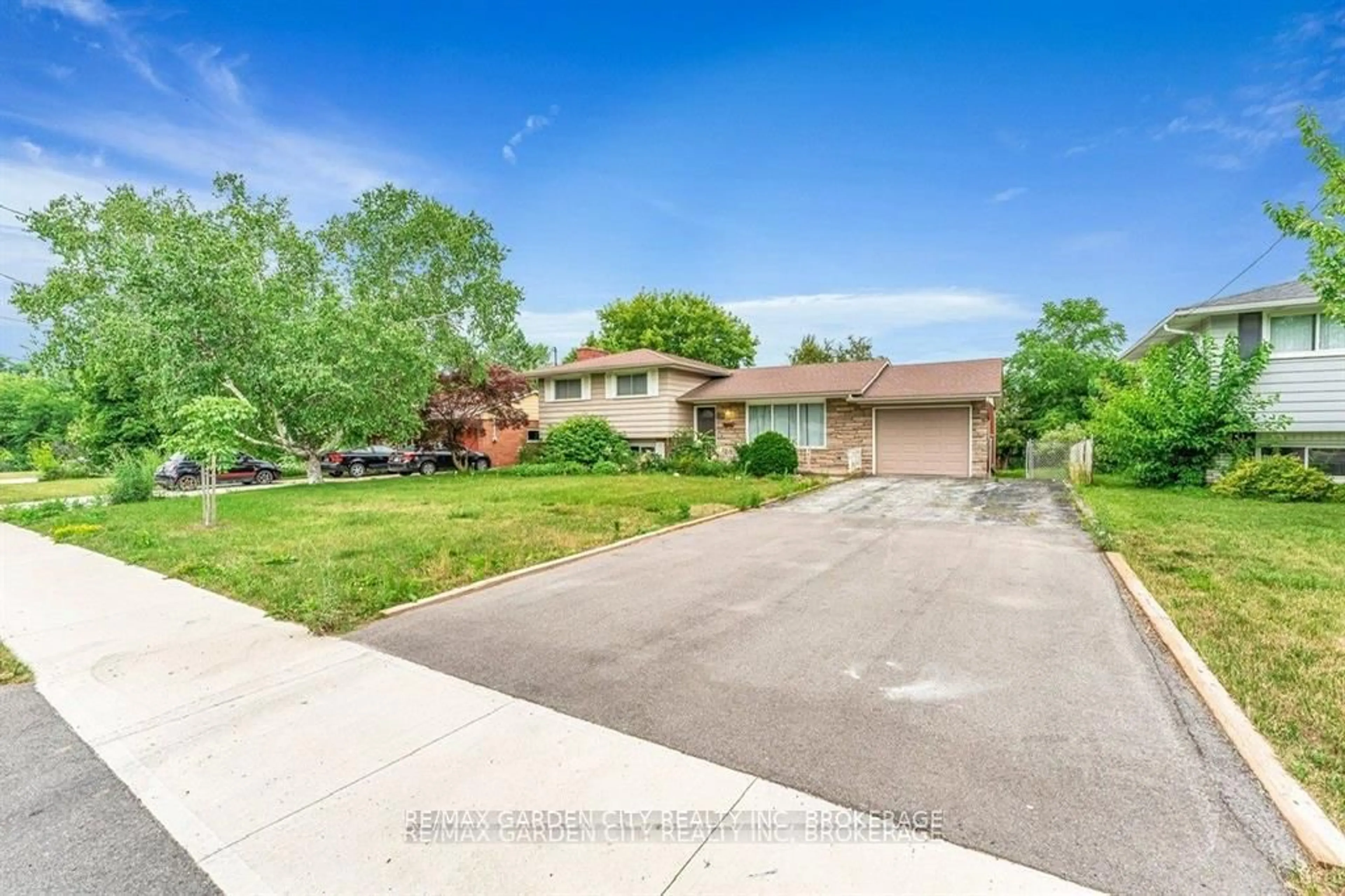 A pic from outside/outdoor area/front of a property/back of a property/a pic from drone, street for 180 St. Davids Rd, St. Catharines Ontario L2T 1R3