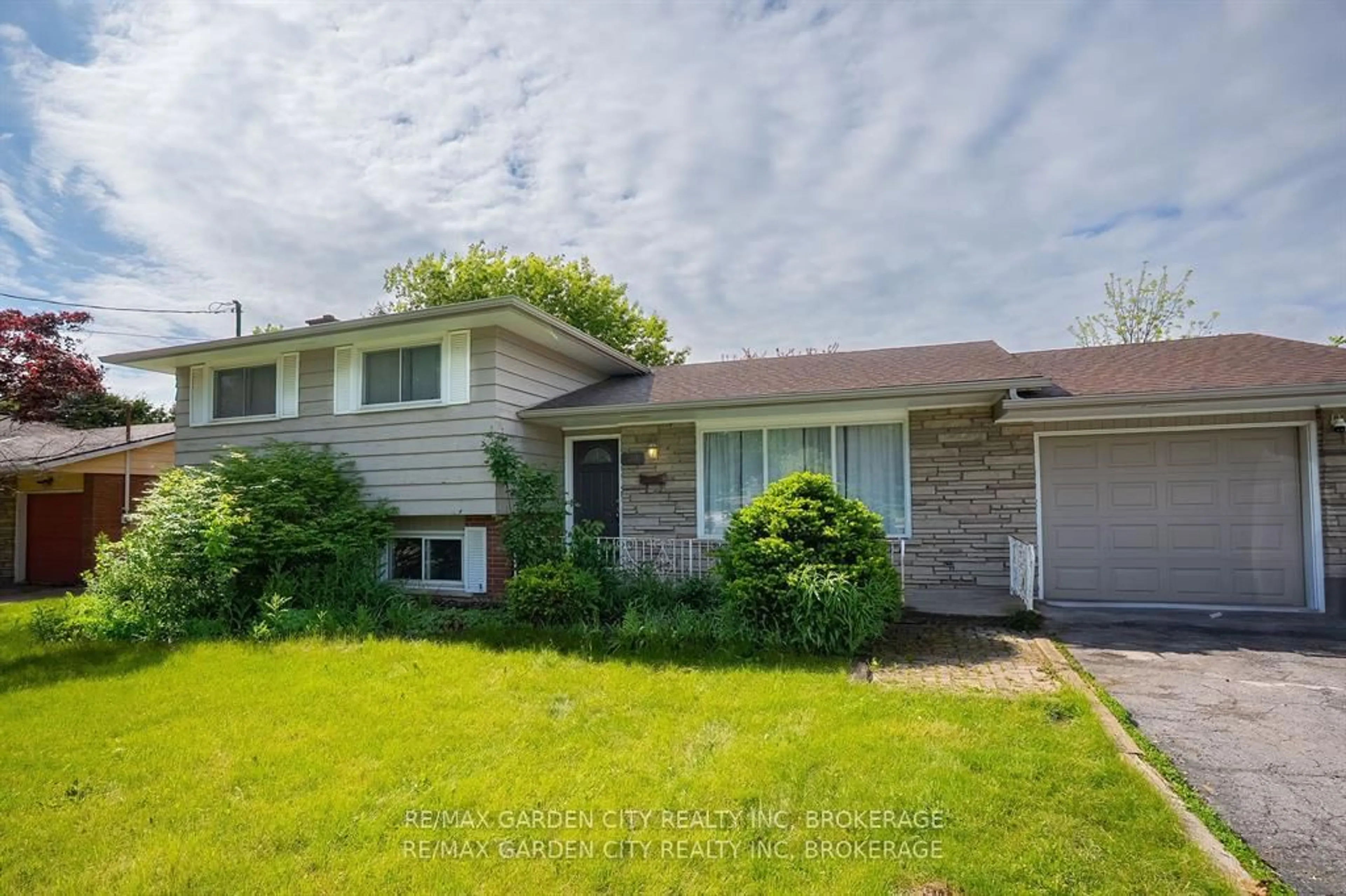 Home with vinyl exterior material, street for 180 St. Davids Rd, St. Catharines Ontario L2T 1R3