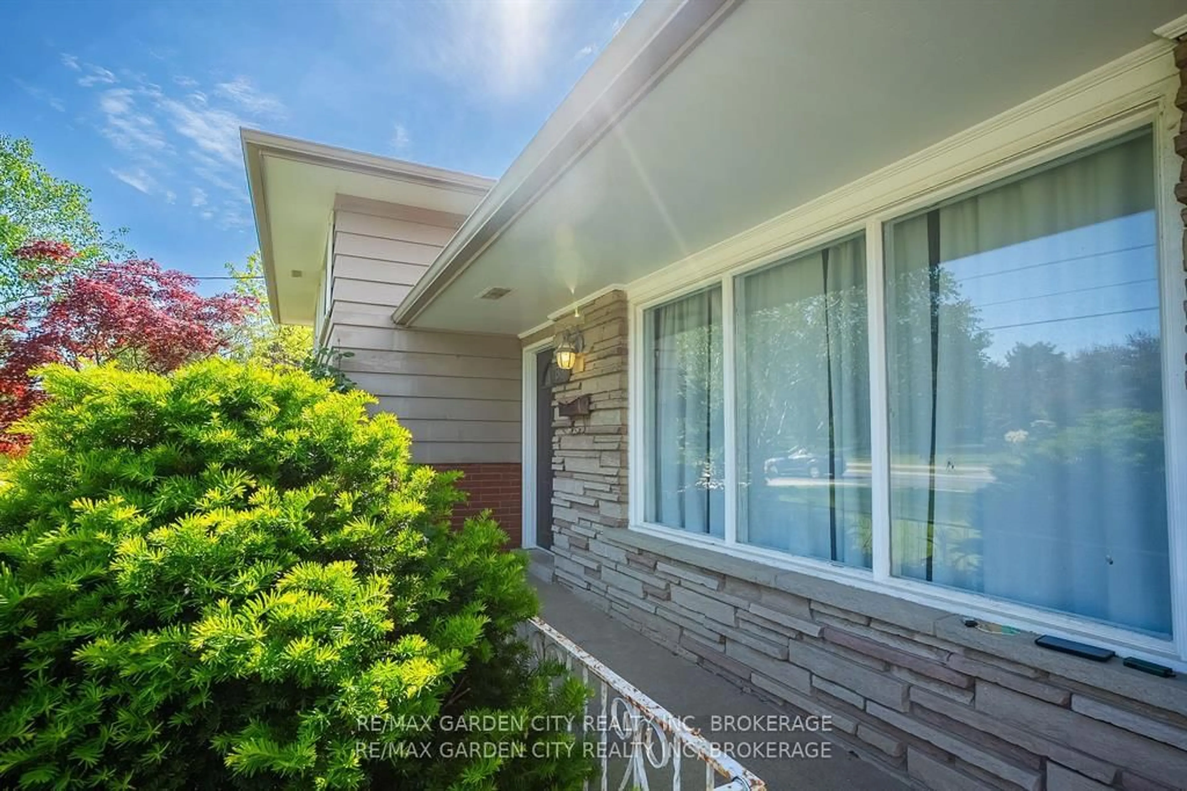 Home with vinyl exterior material, street for 180 St. Davids Rd, St. Catharines Ontario L2T 1R3