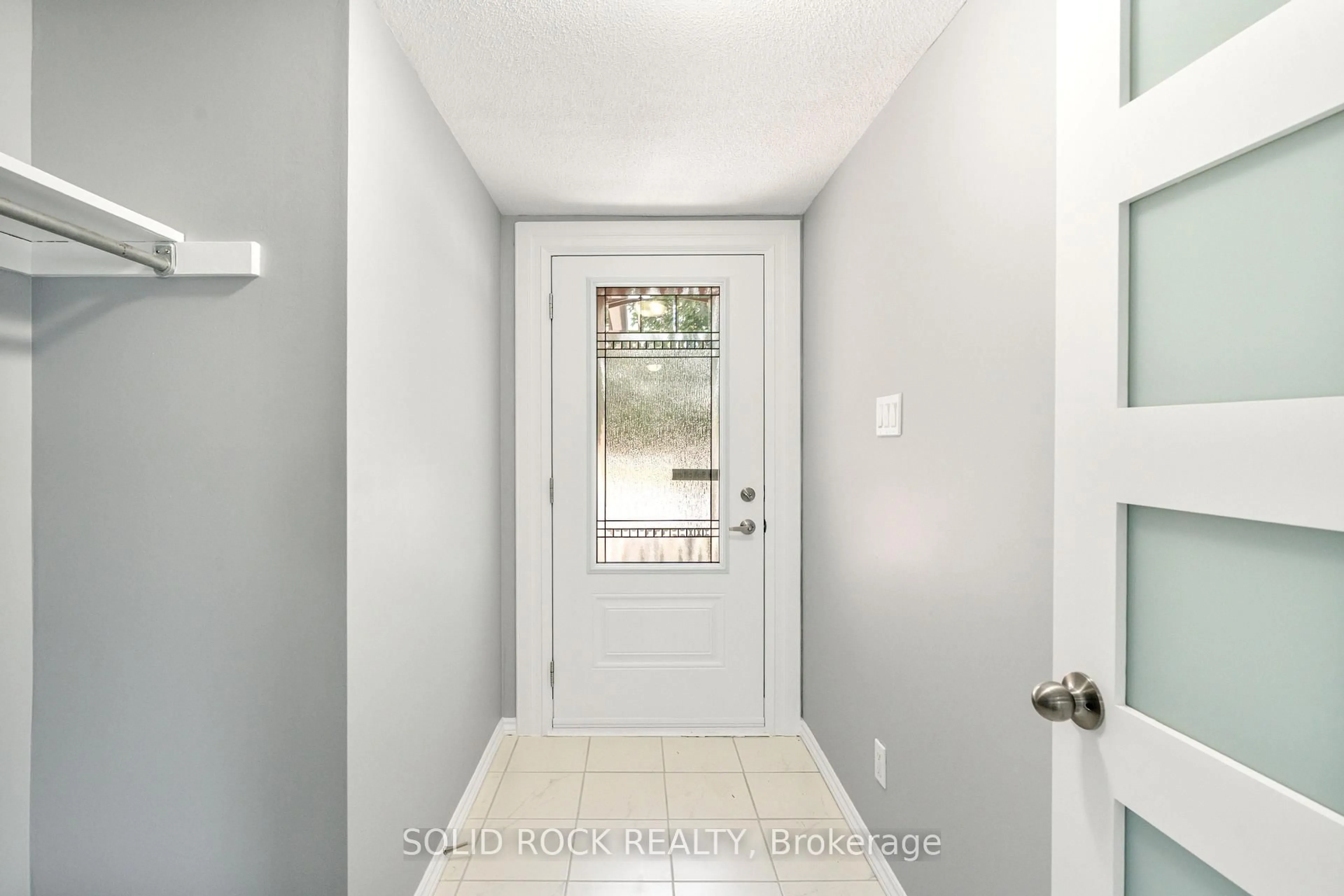 Indoor entryway for 1723 Boyer Rd, Ottawa Ontario K1C 3H8