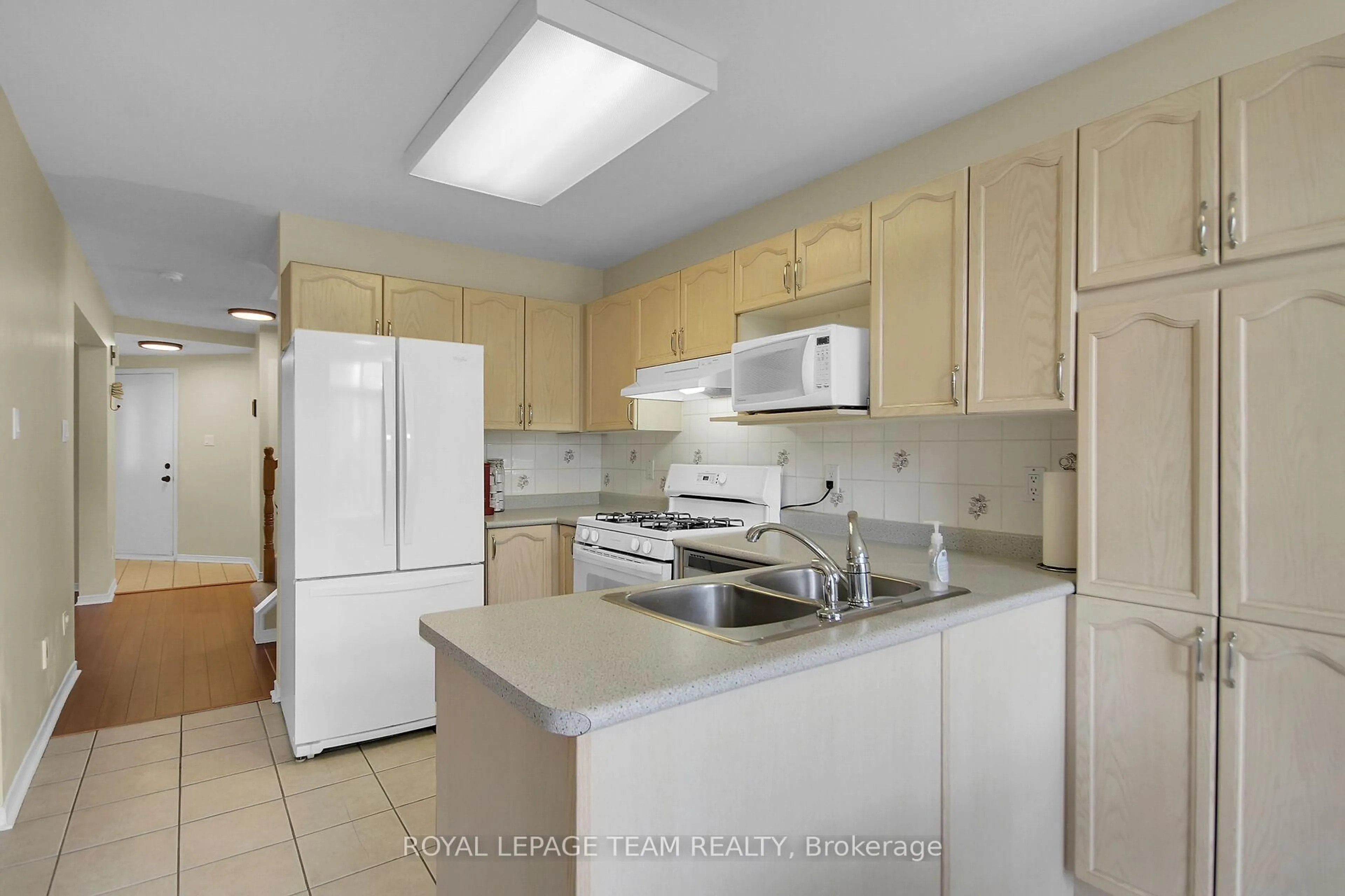 Standard kitchen, unknown for 102 Longshire Circ, Ottawa Ontario K2J 4K8
