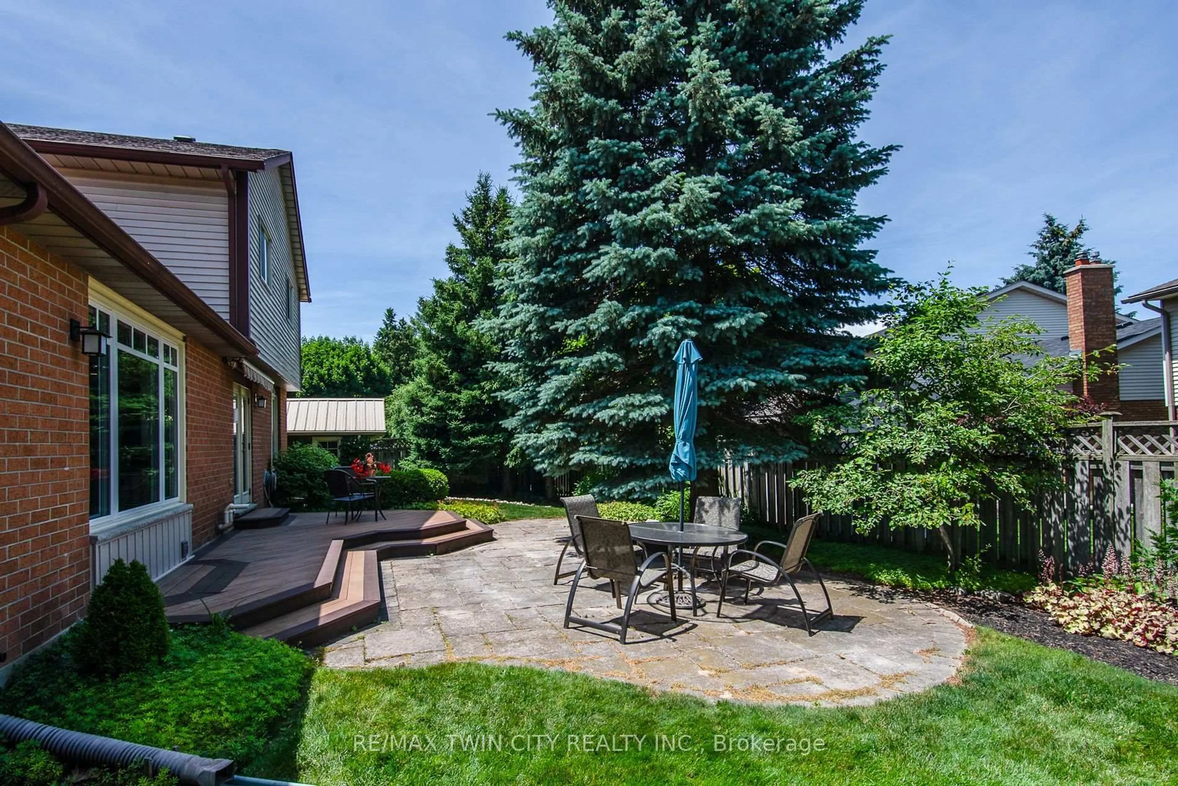 Patio, street for 162 Ambleside Crt, Waterloo Ontario N2K 3E4