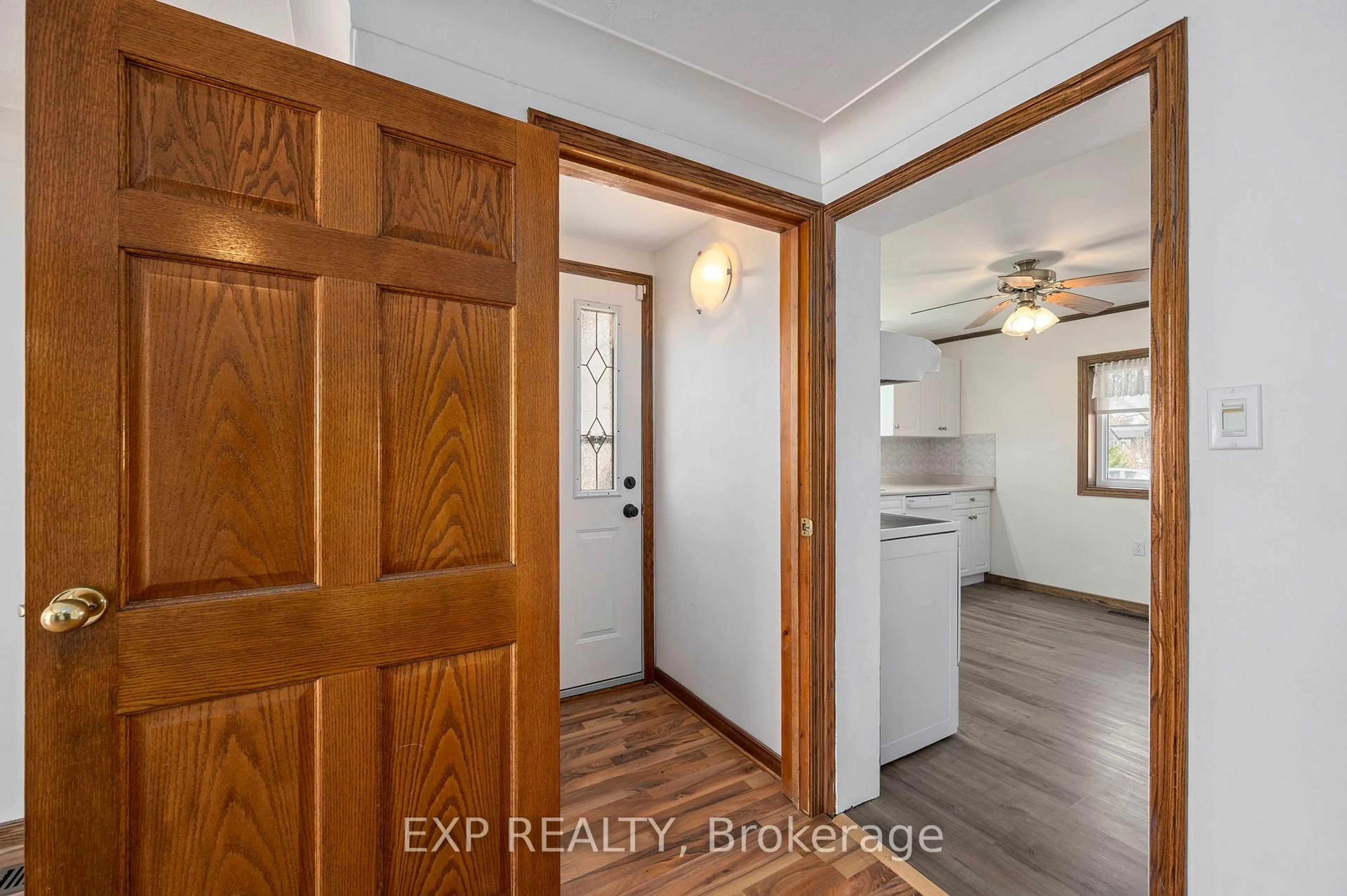 Indoor entryway for 21332 Wilson St, Middlesex Centre Ontario N0L 1E0