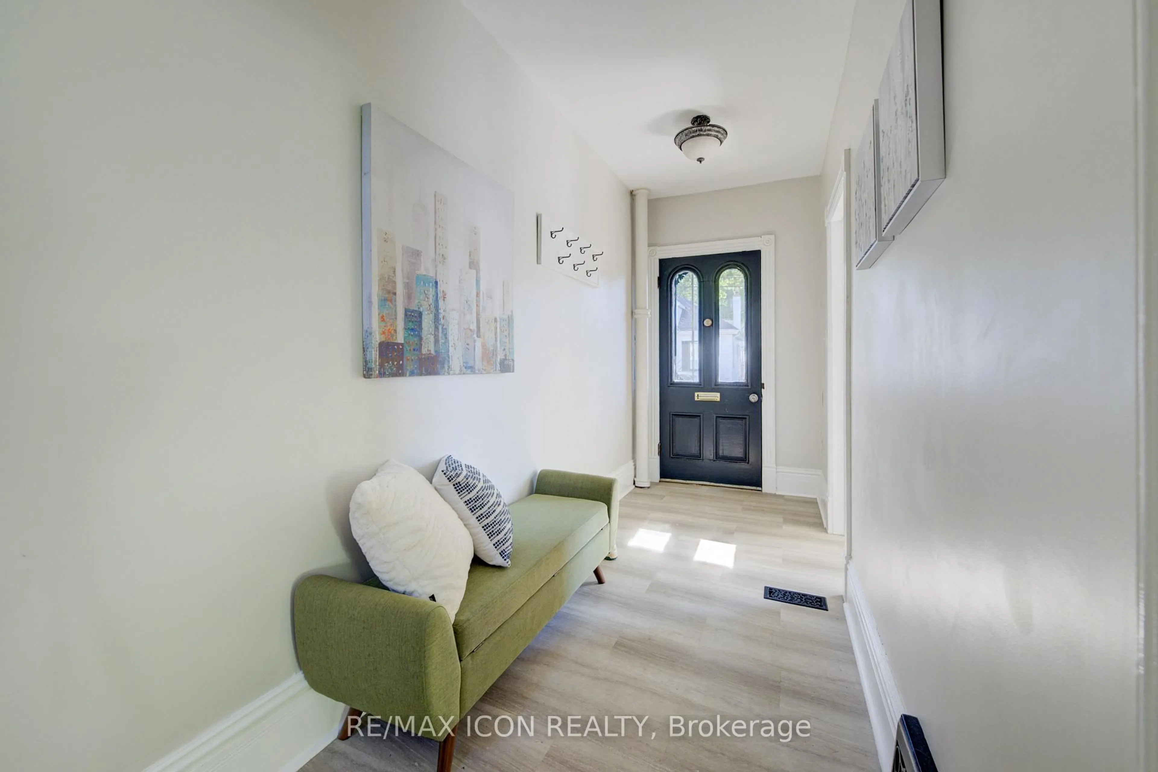 Indoor entryway for 81 George St, Cambridge Ontario N1S 2N1